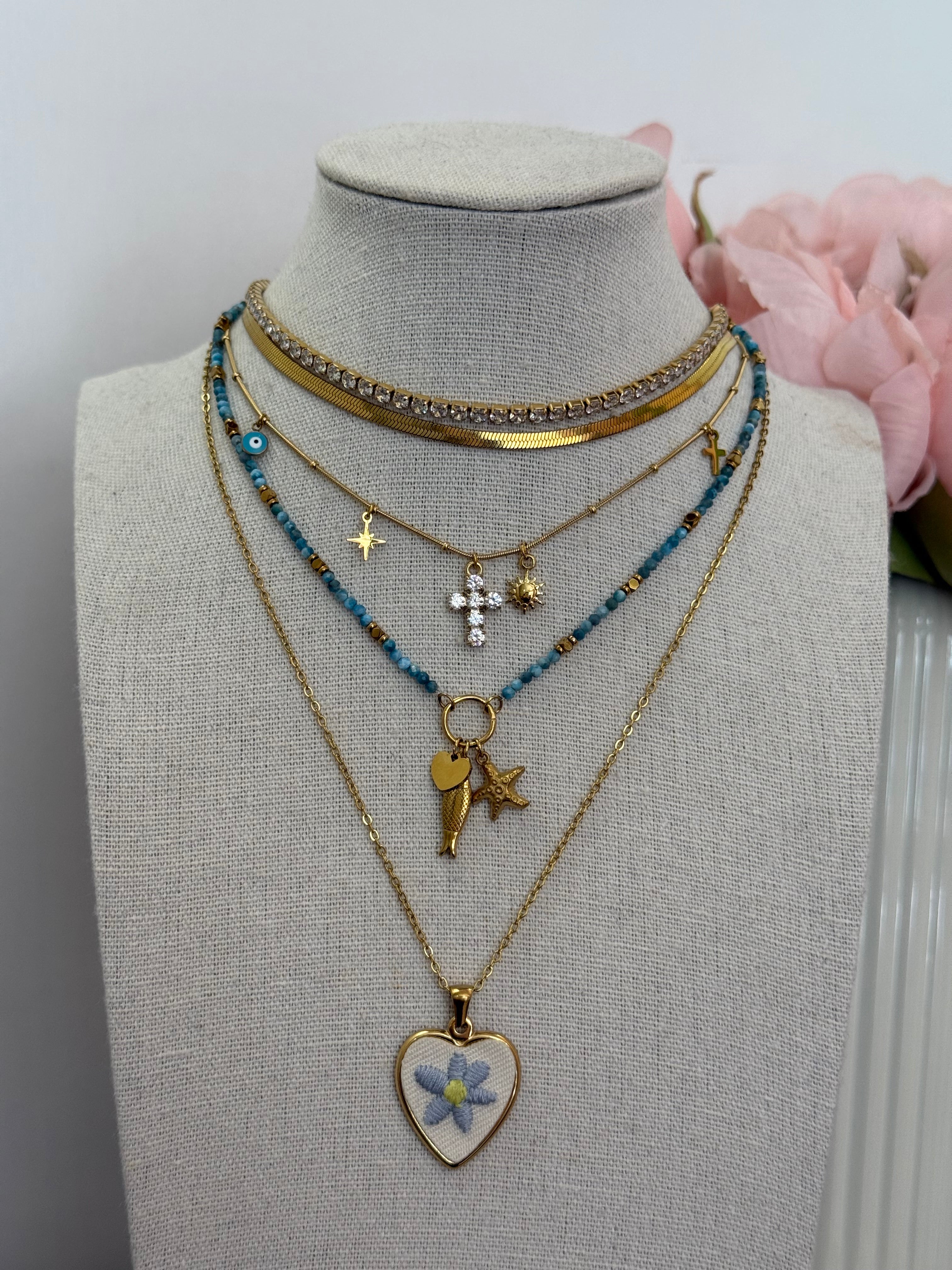 Collana con fiore ricamato