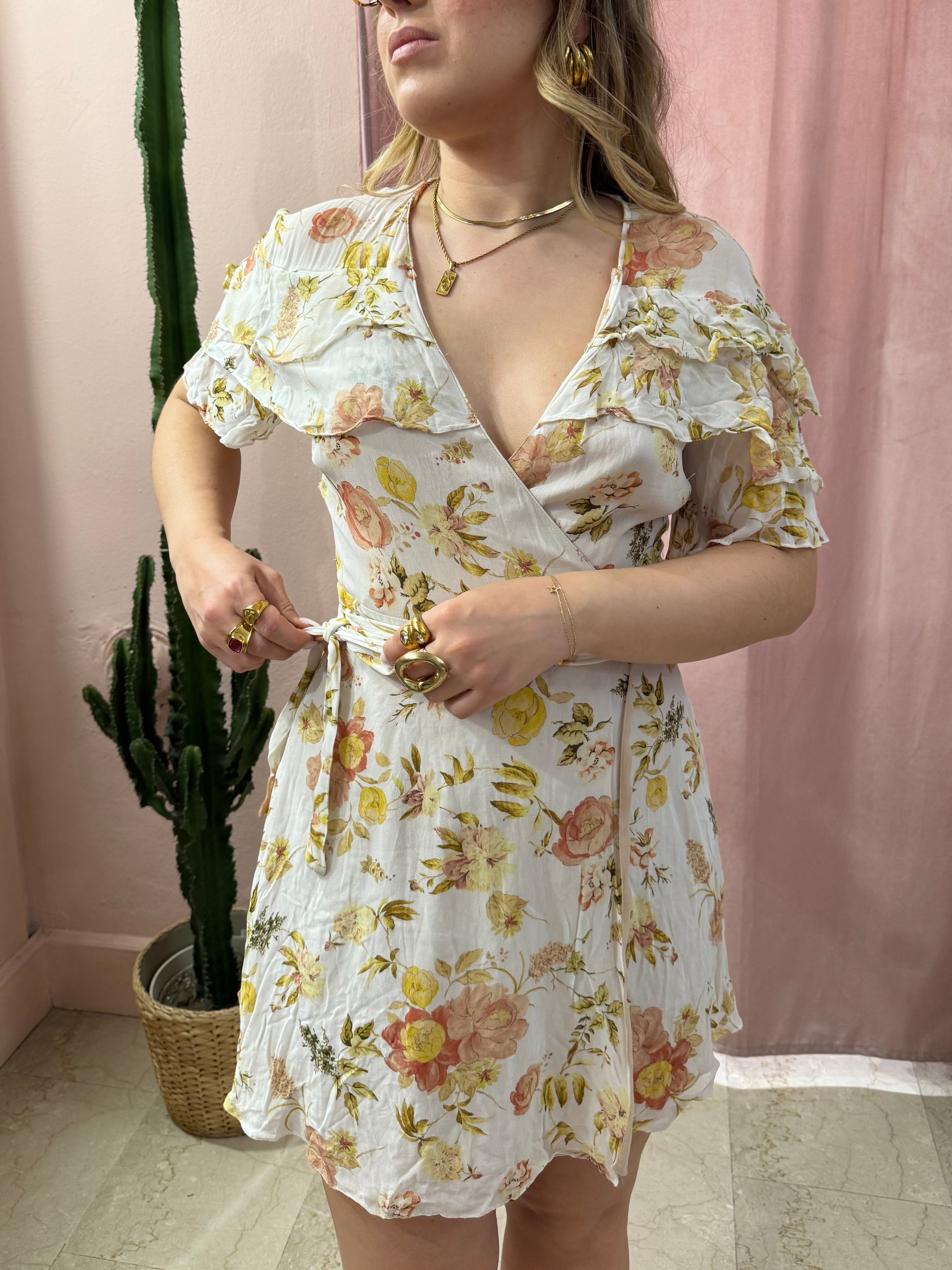Vestito a fiori sul bianco