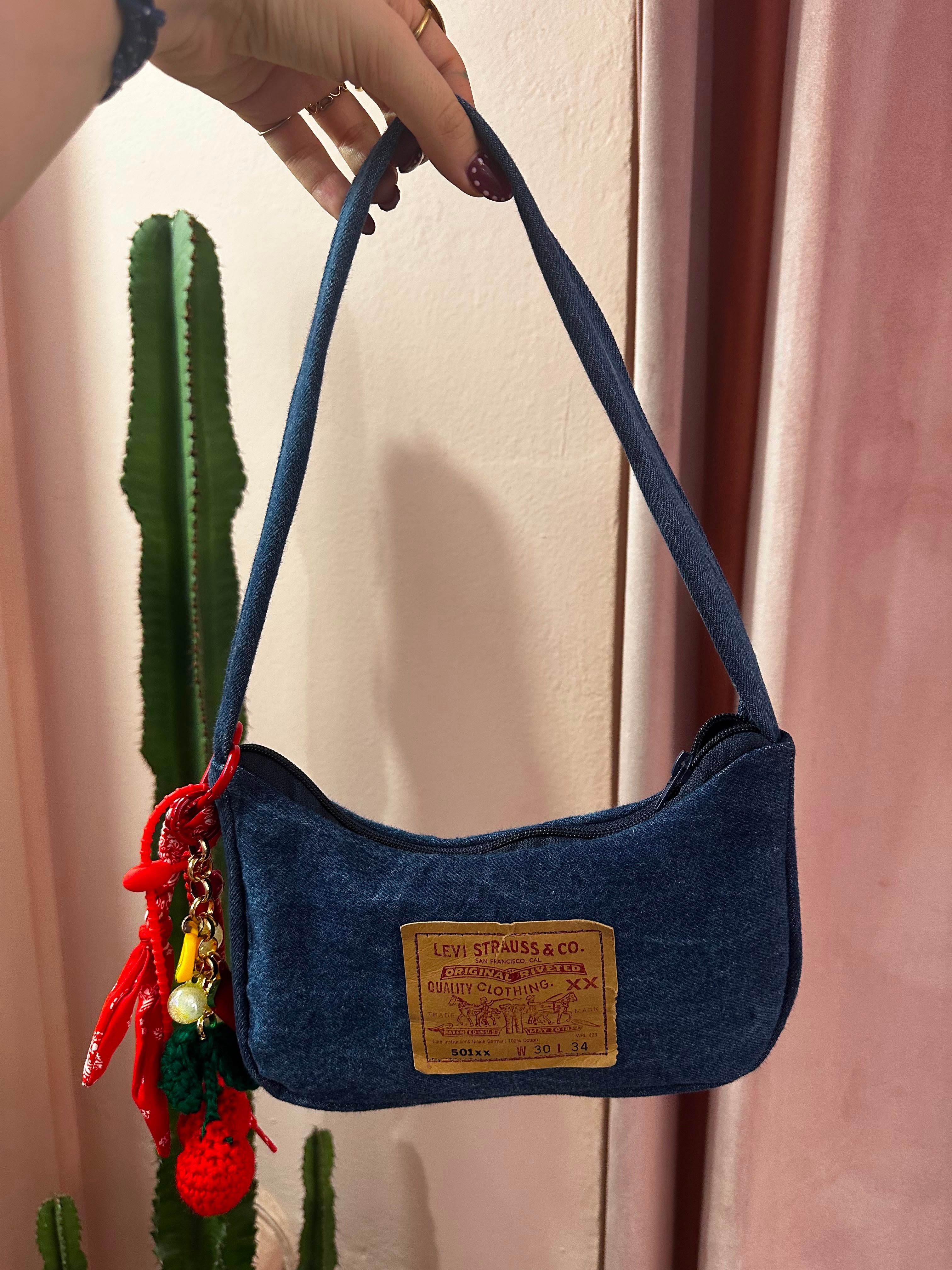 Borsa Levis upcycling denim scuro