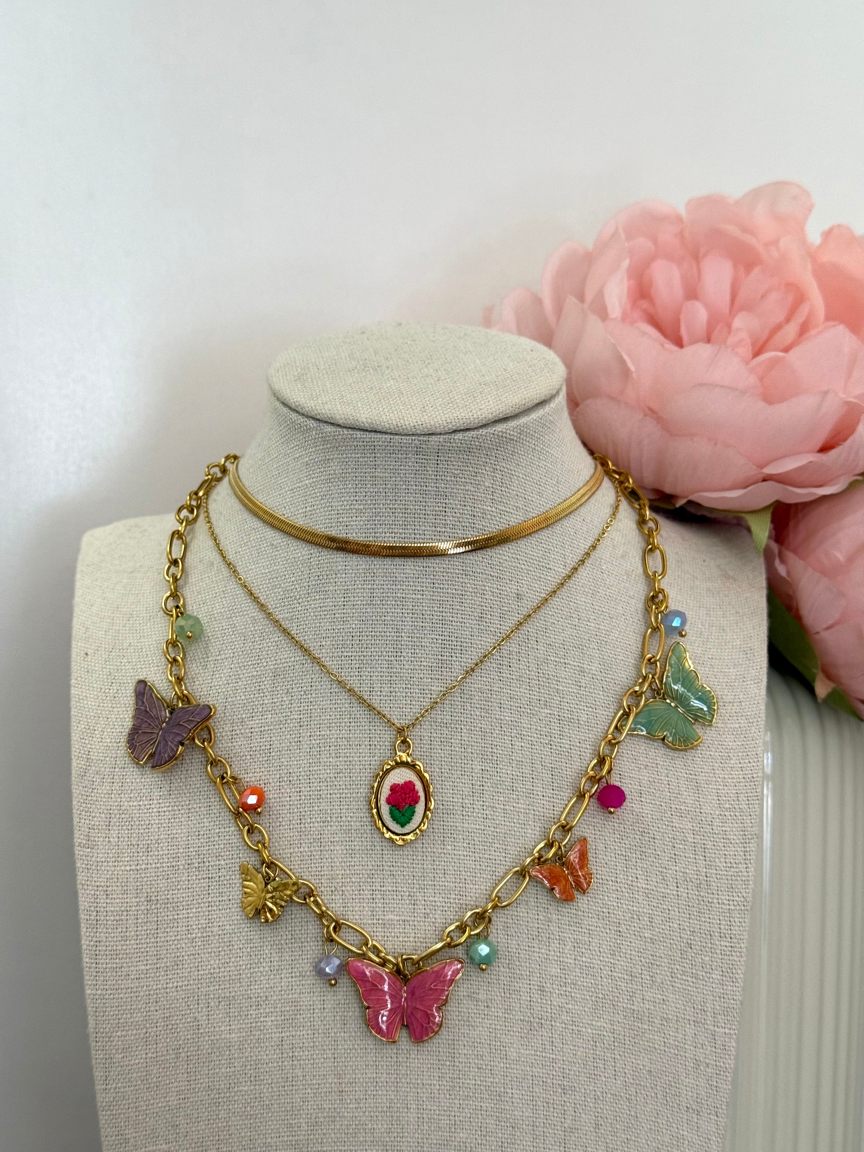 Collana con fiore ricamato