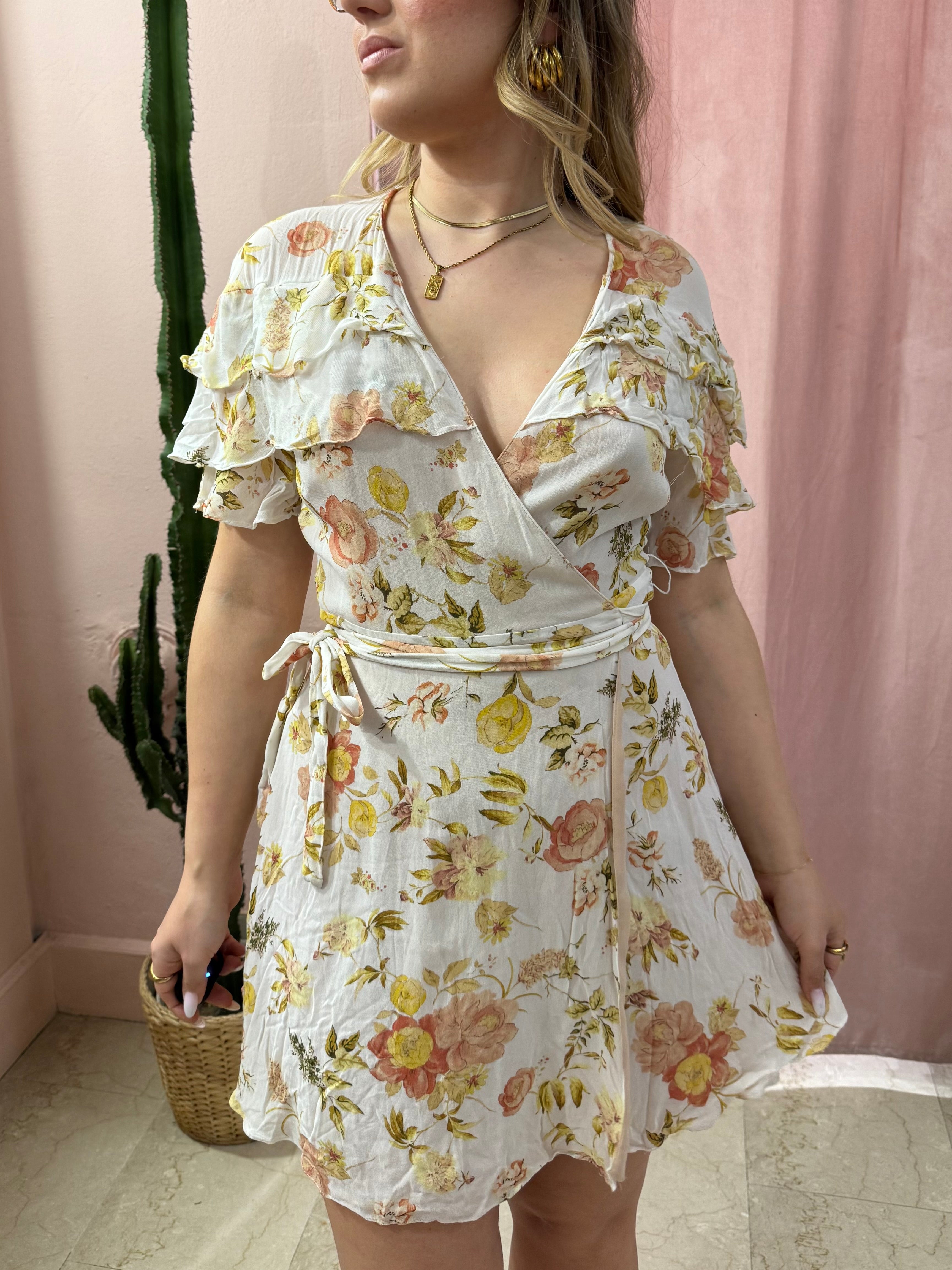 Vestito a fiori sul bianco