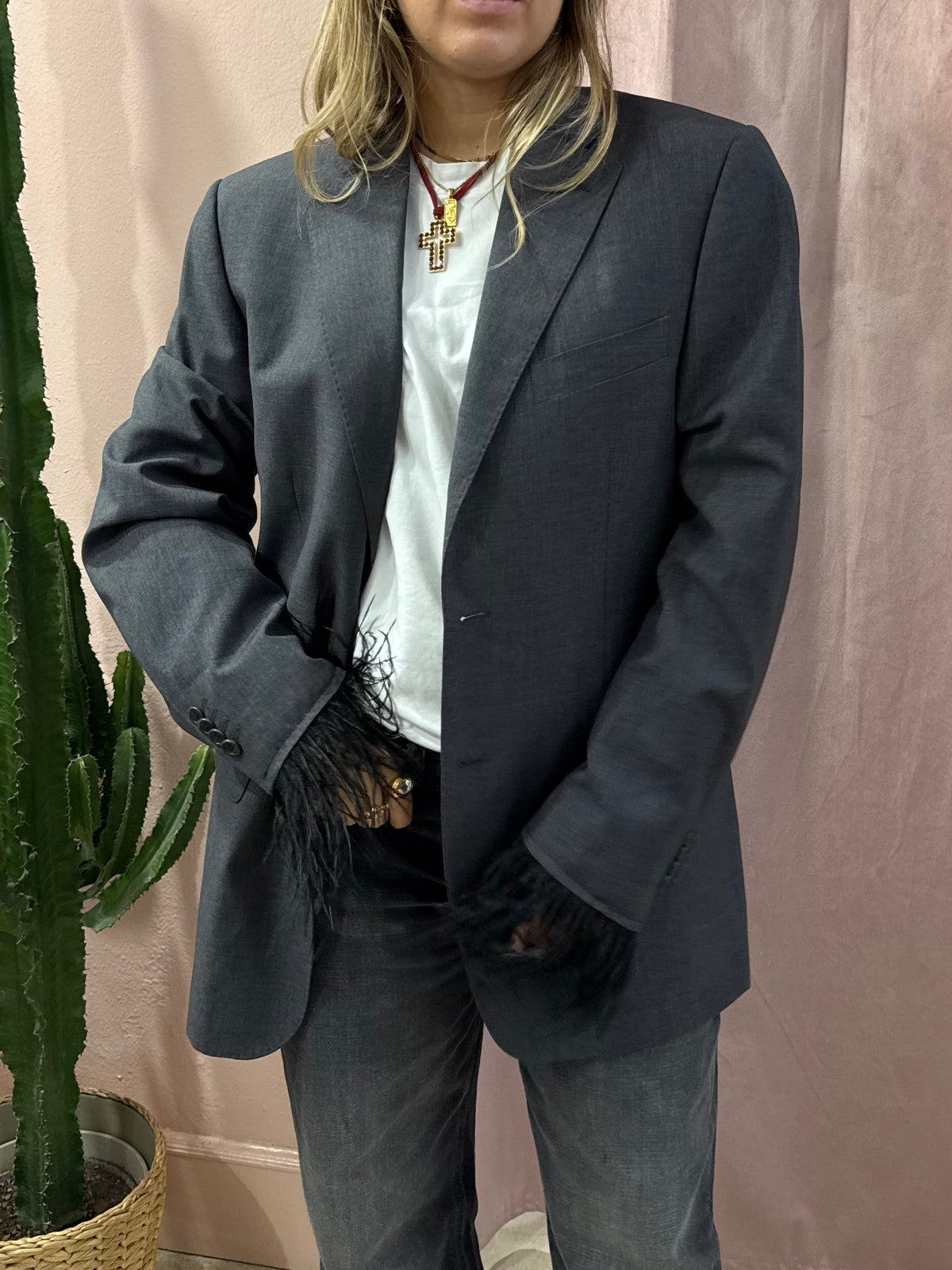 Blazer grigio upcycling piume