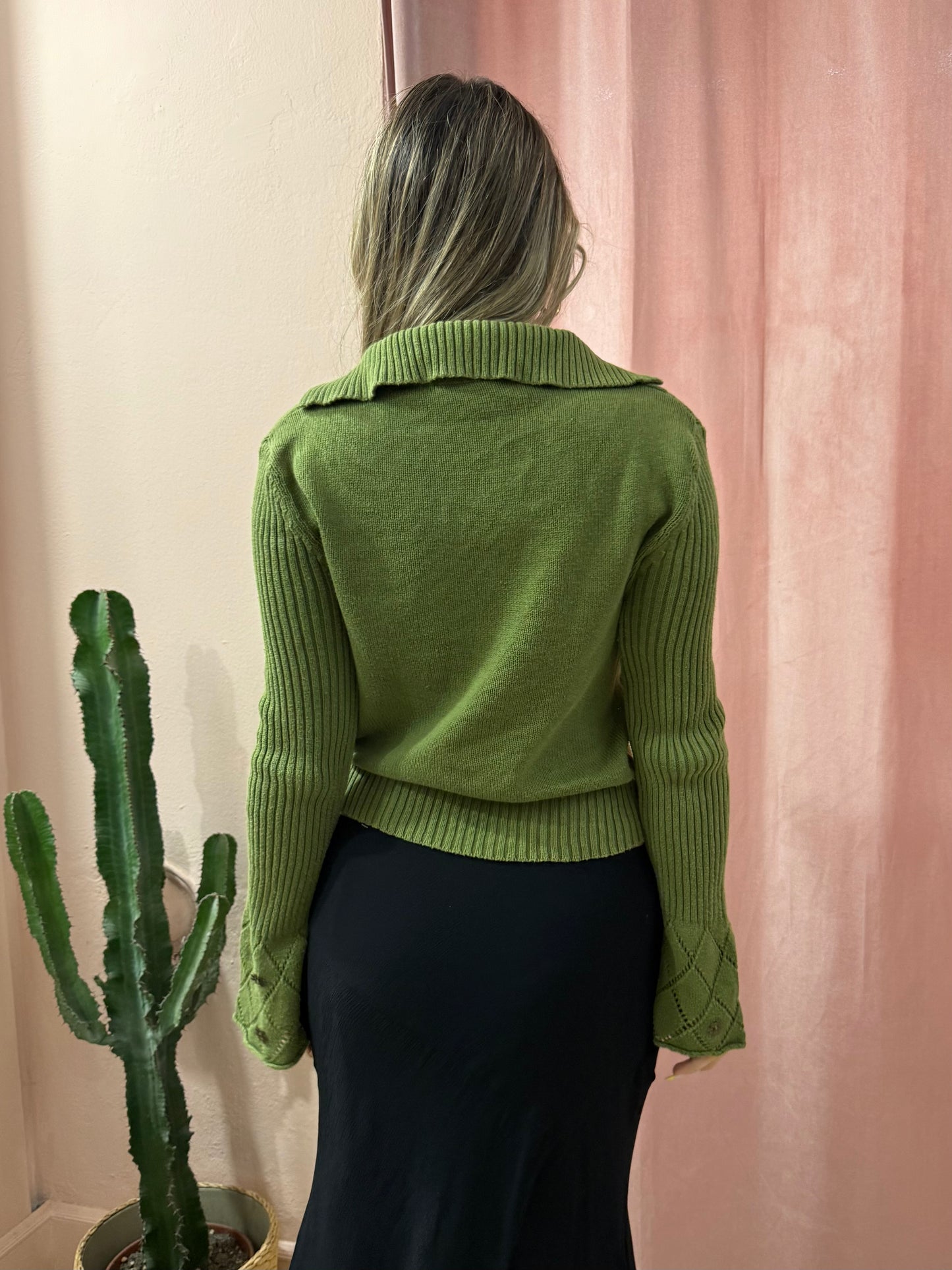 Maglione verde con applicazioni in cotone
