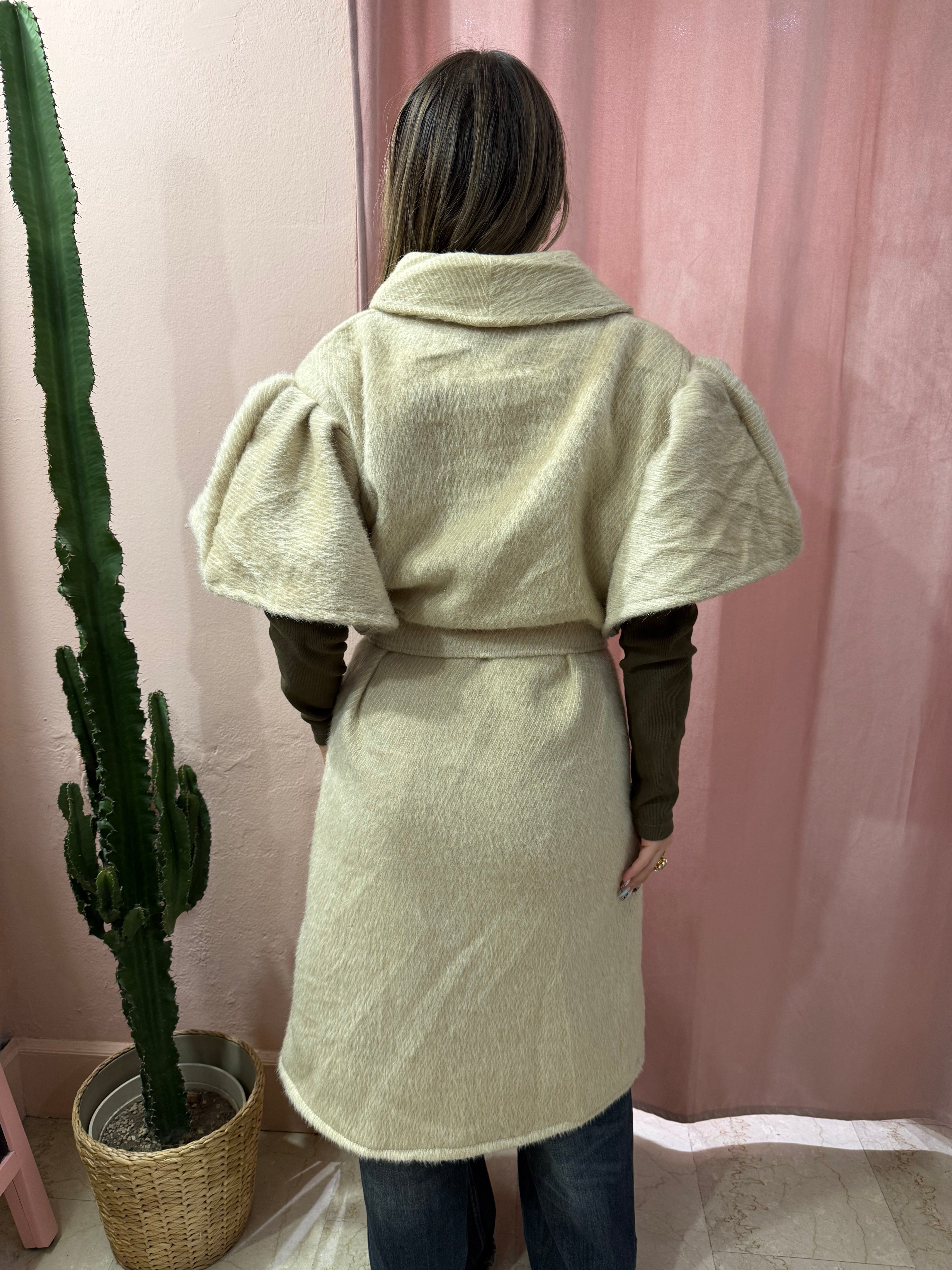 Cappotto smanicato con voulant in lana