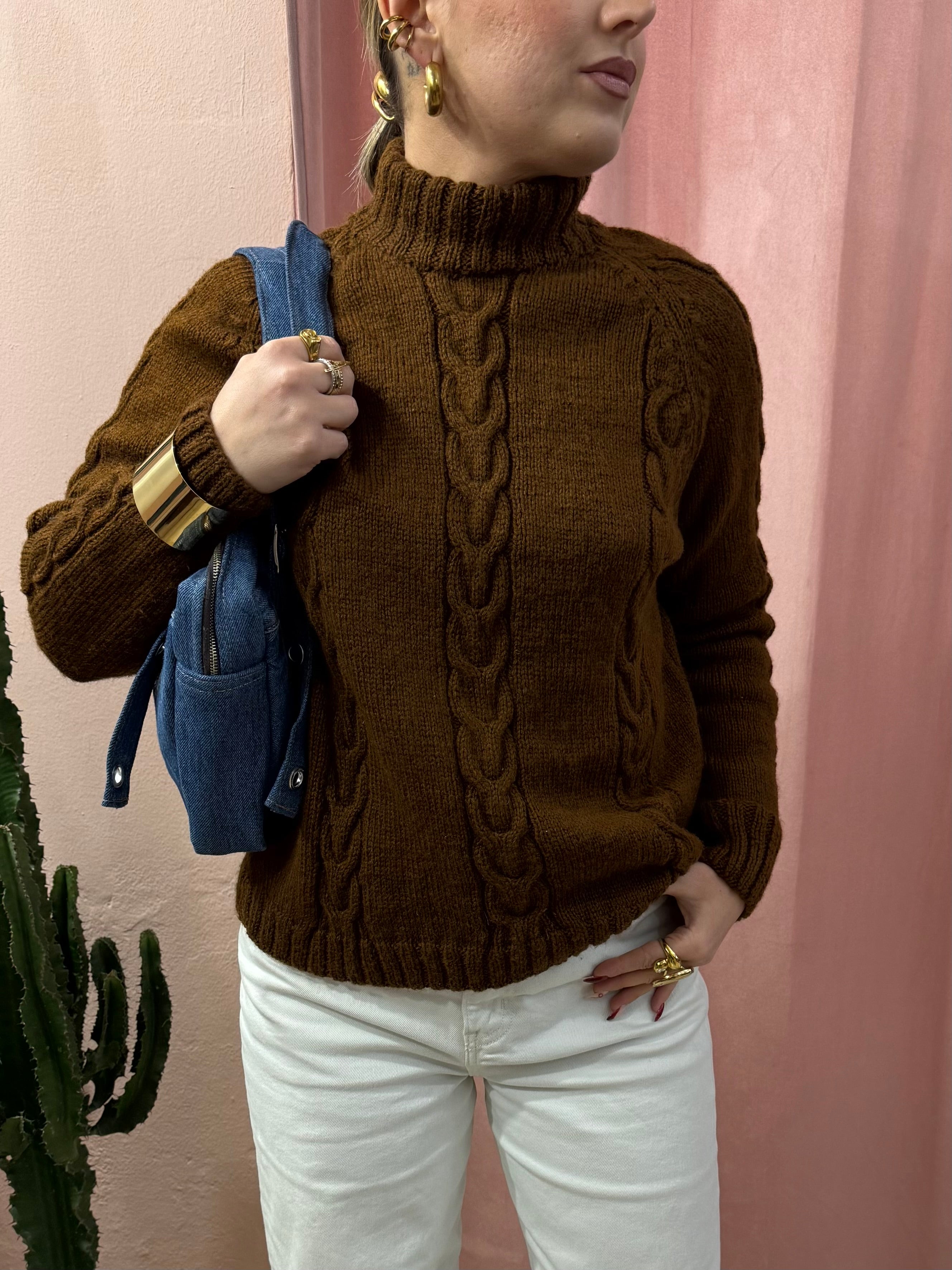 Maglione a collo alto in lana a trecce