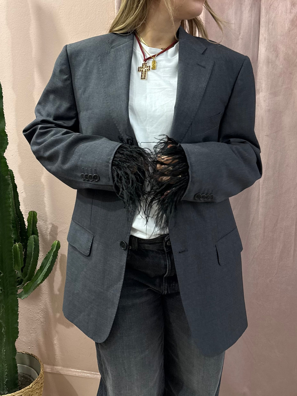 Blazer grigio upcycling piume