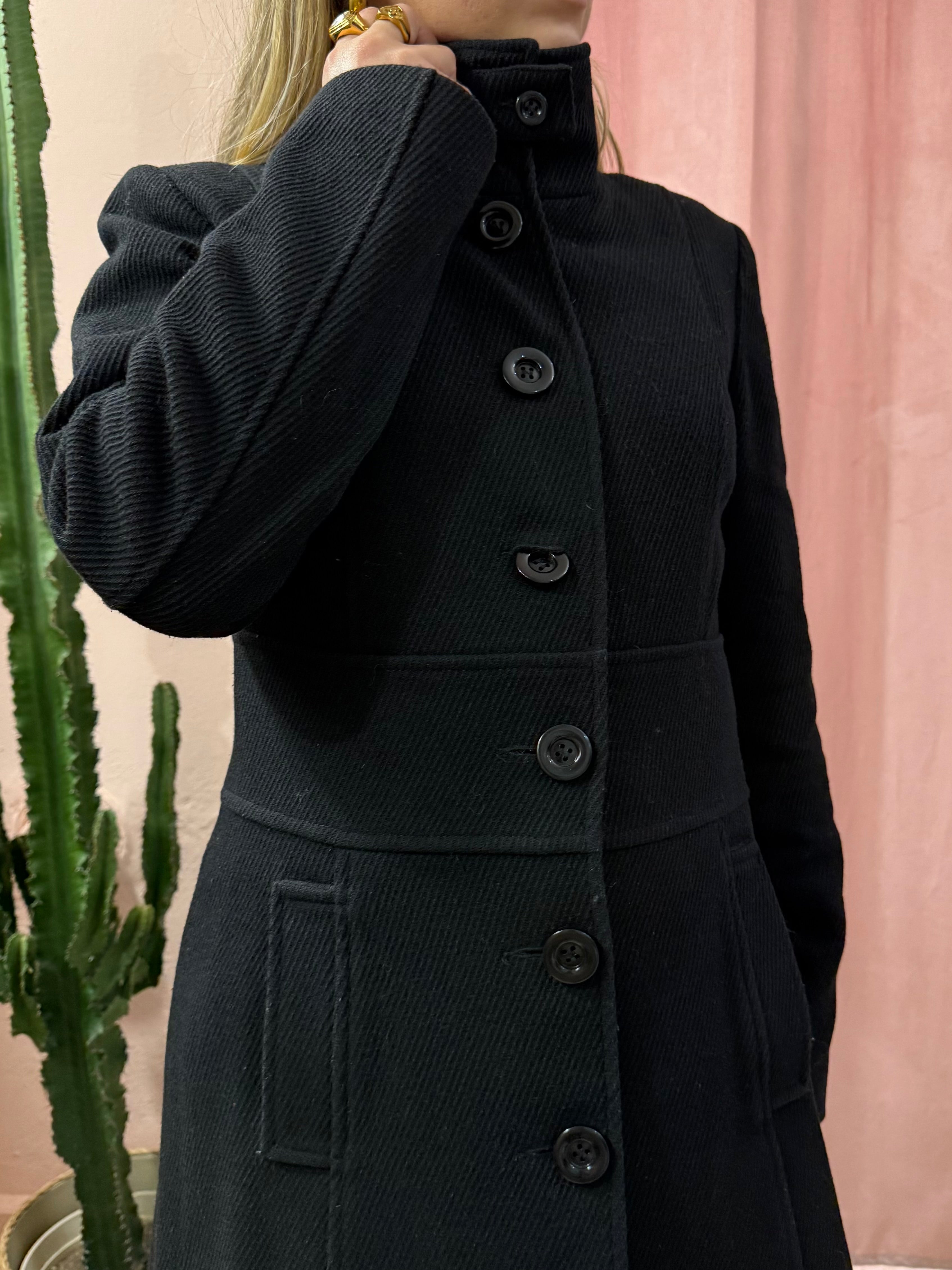 Cappotto nero in lana texture a righe