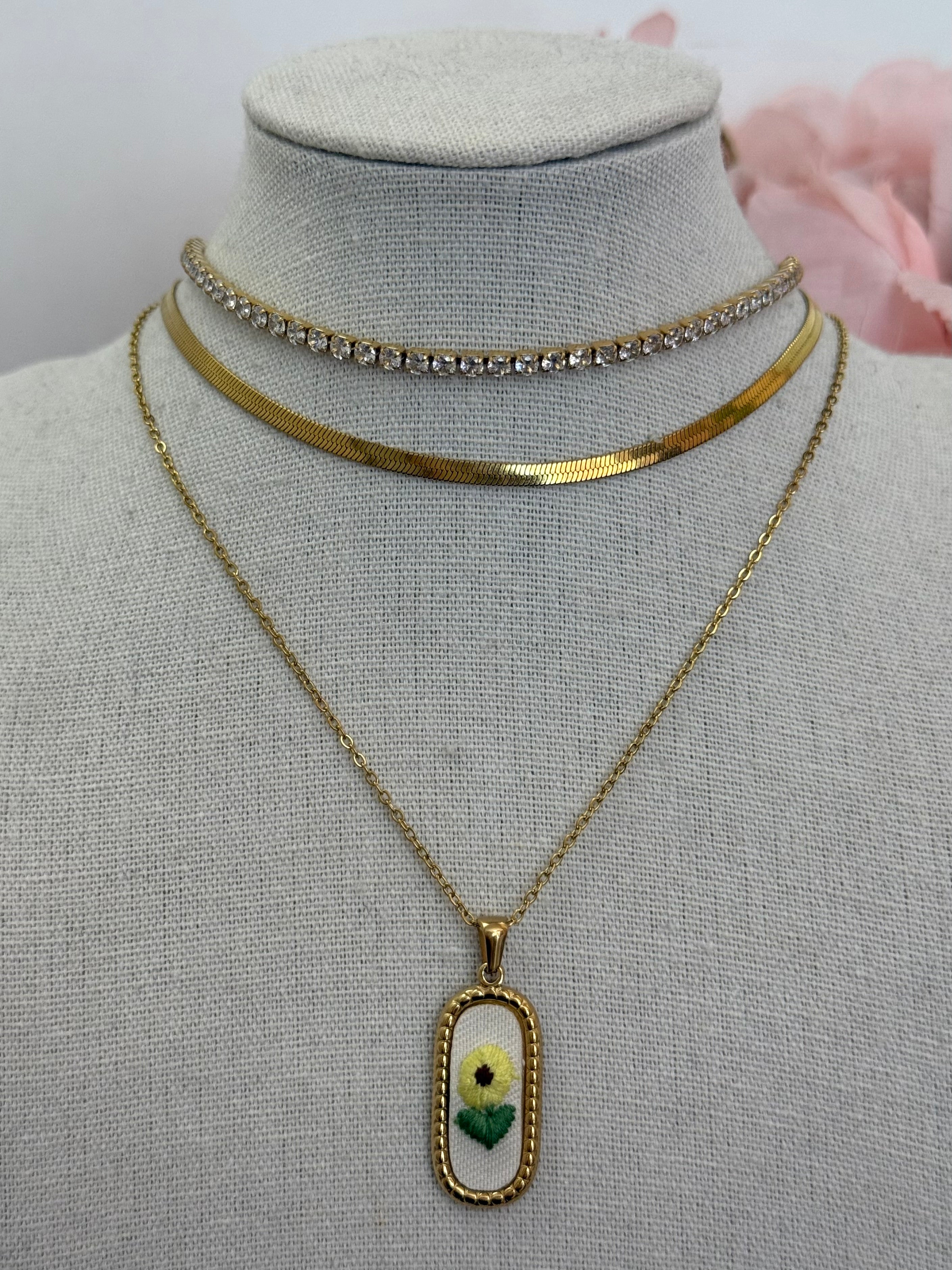 Collana fiore ricamato