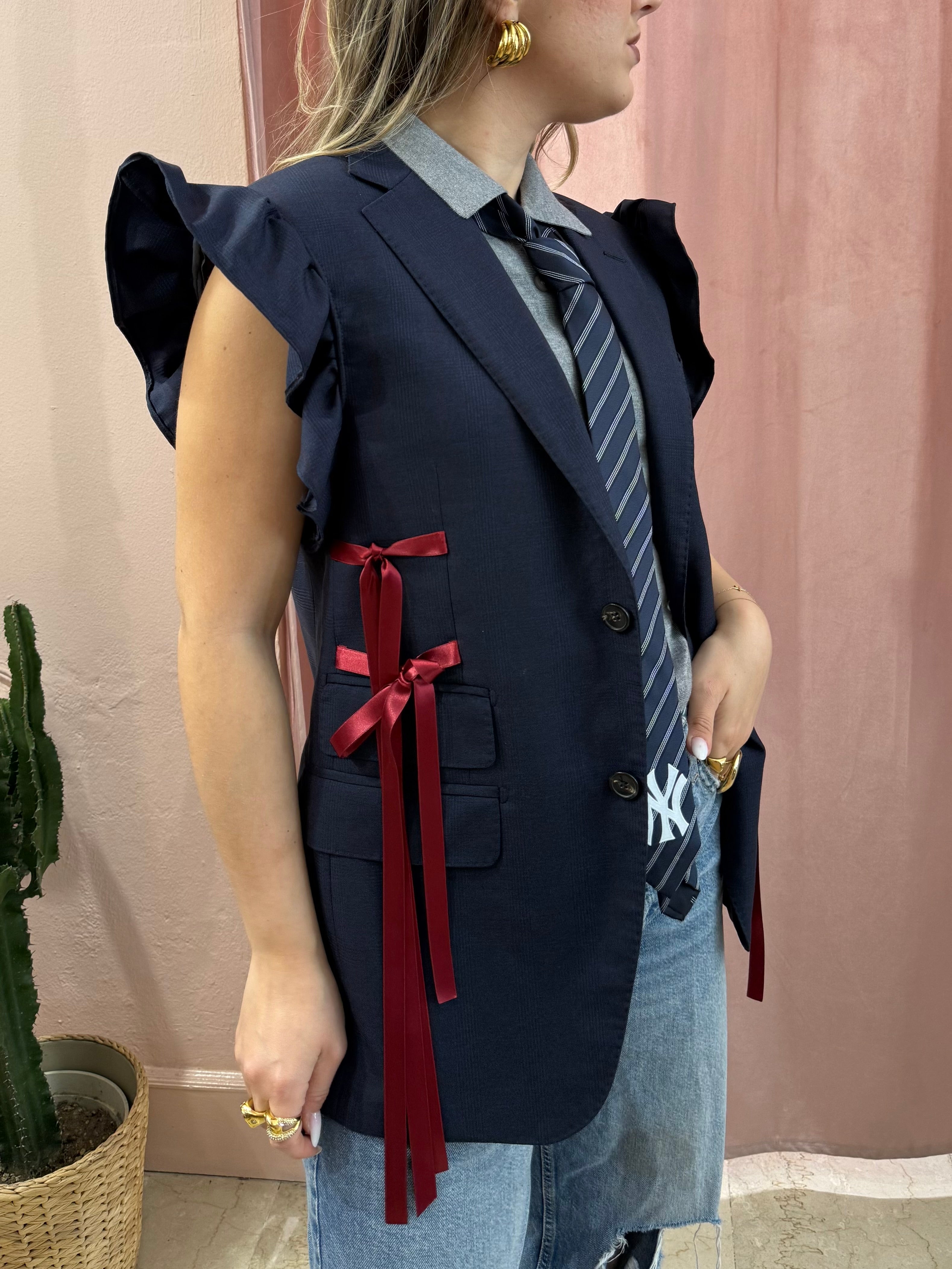 Blazer smanicato upcycling con volant e fiocchi