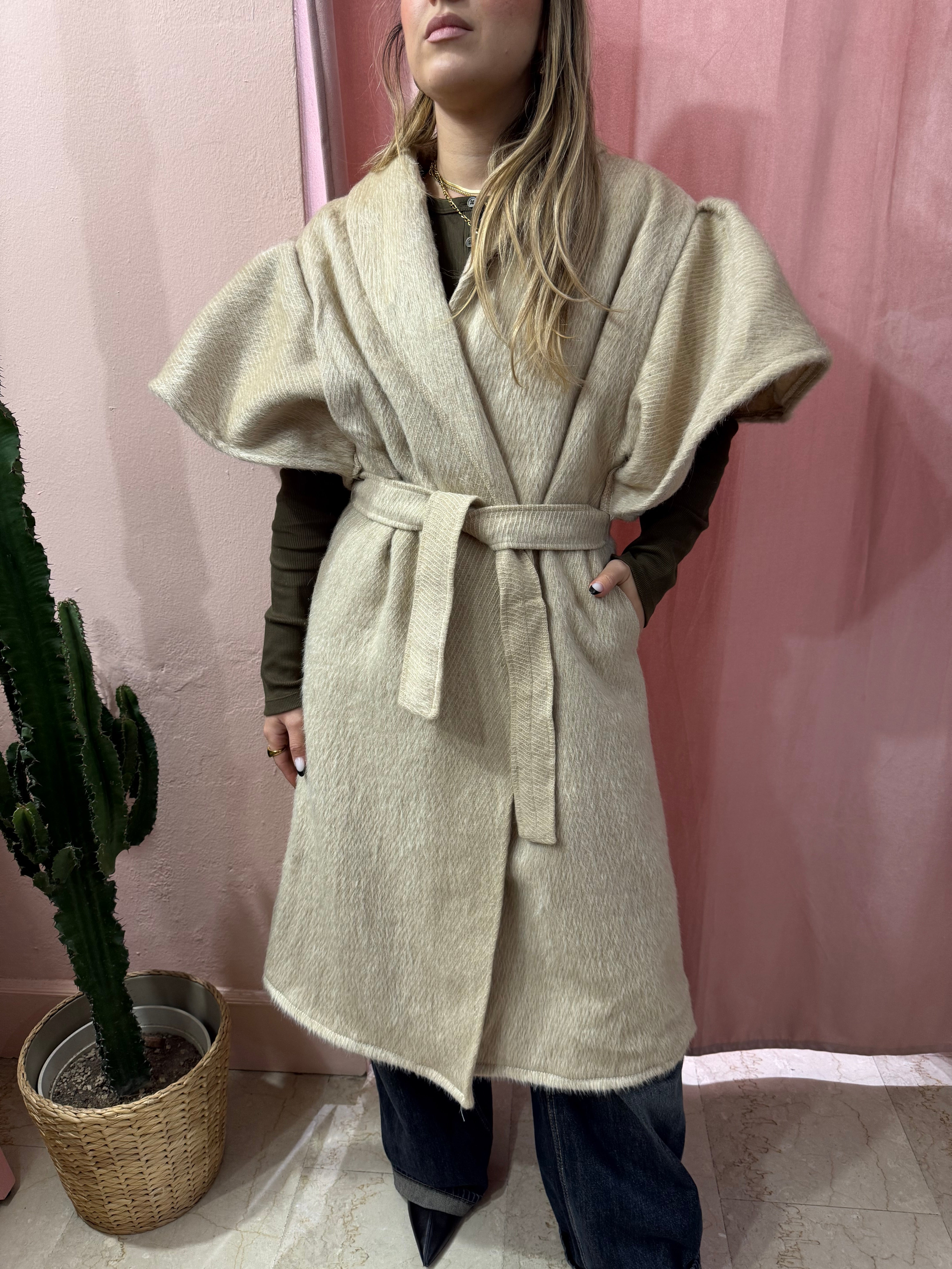 Cappotto smanicato con voulant in lana