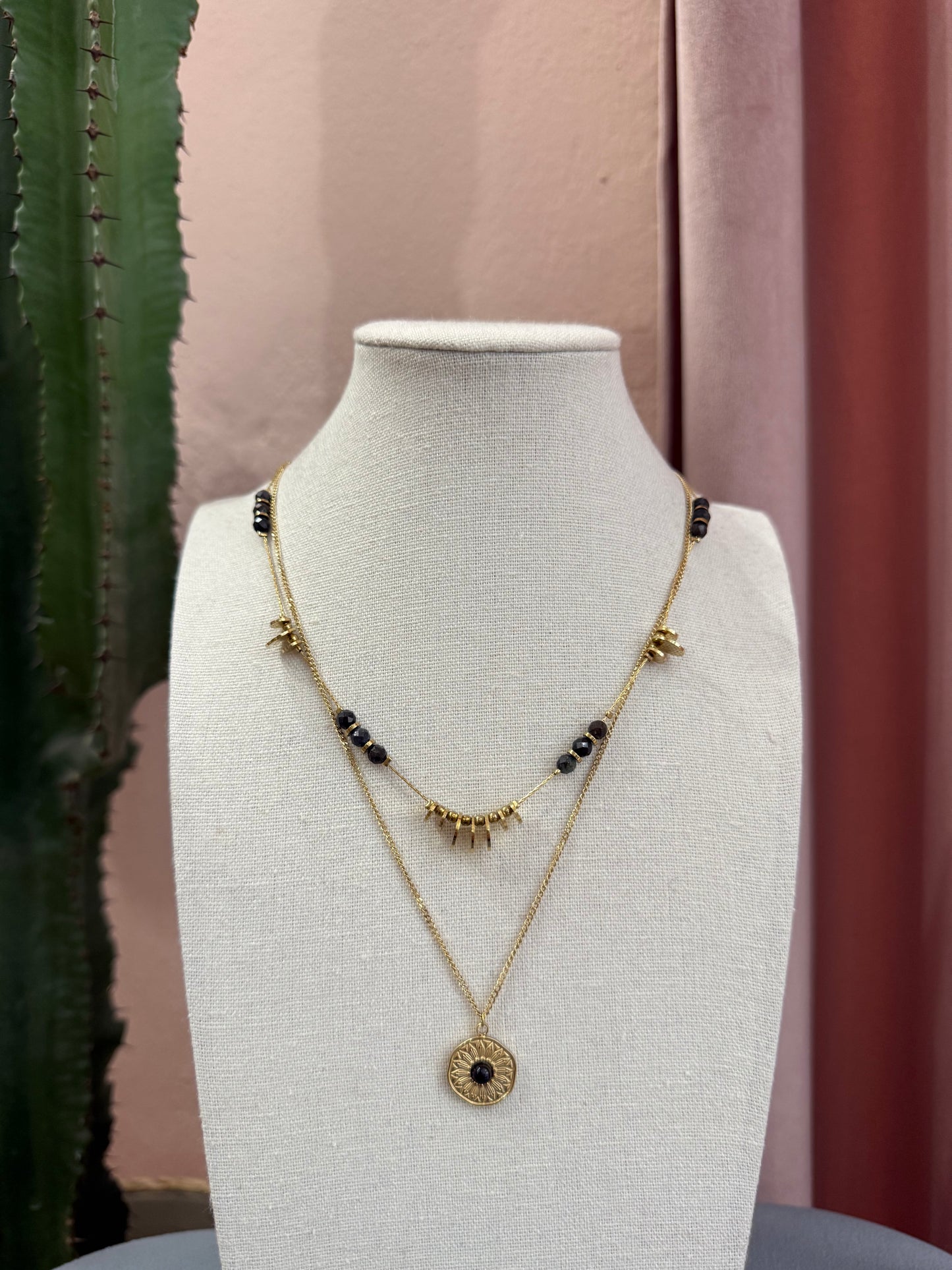 Collana doppia con ciondolo dorato e pietra nera