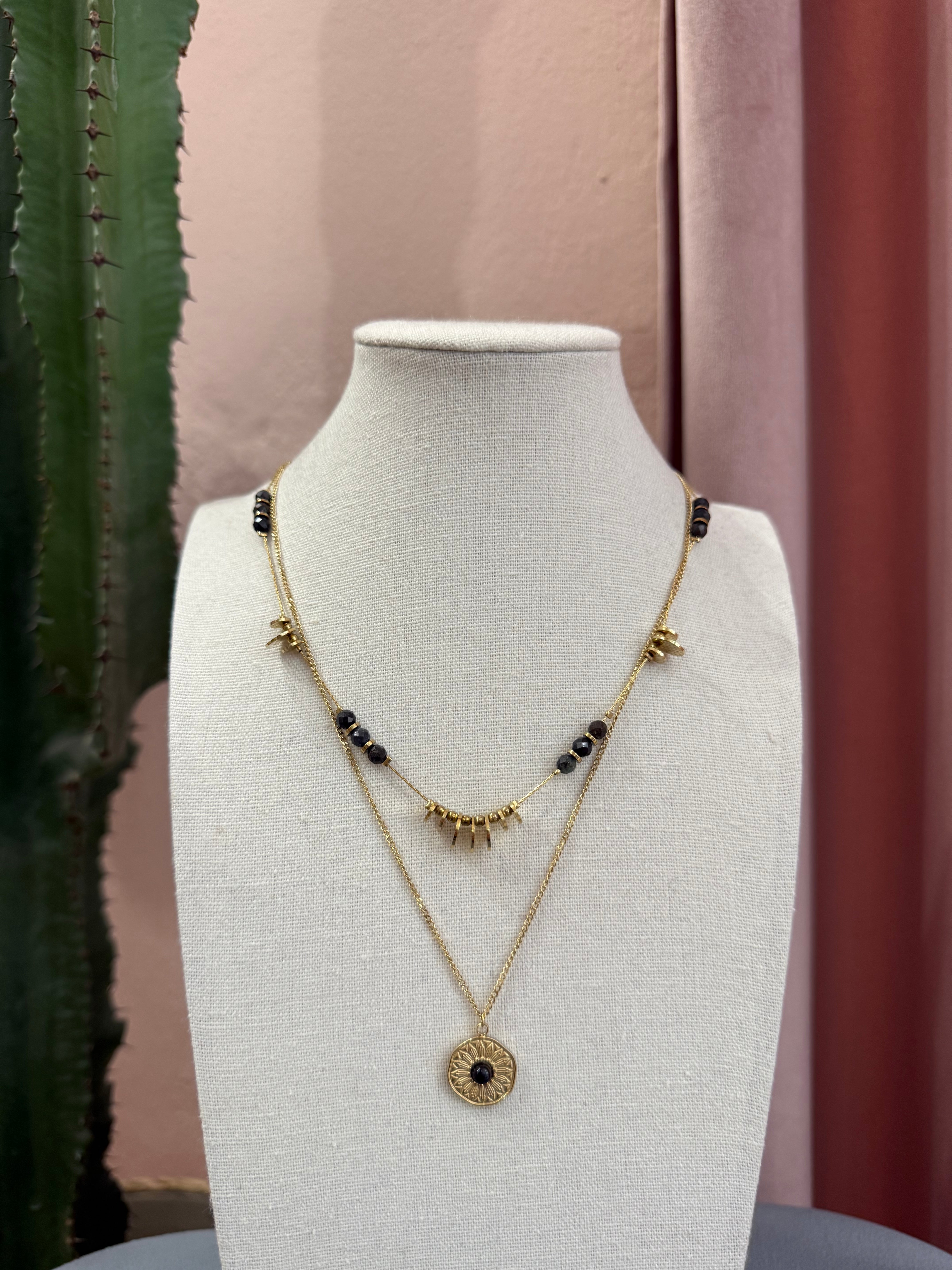 Collana doppia con ciondolo dorato e pietra nera