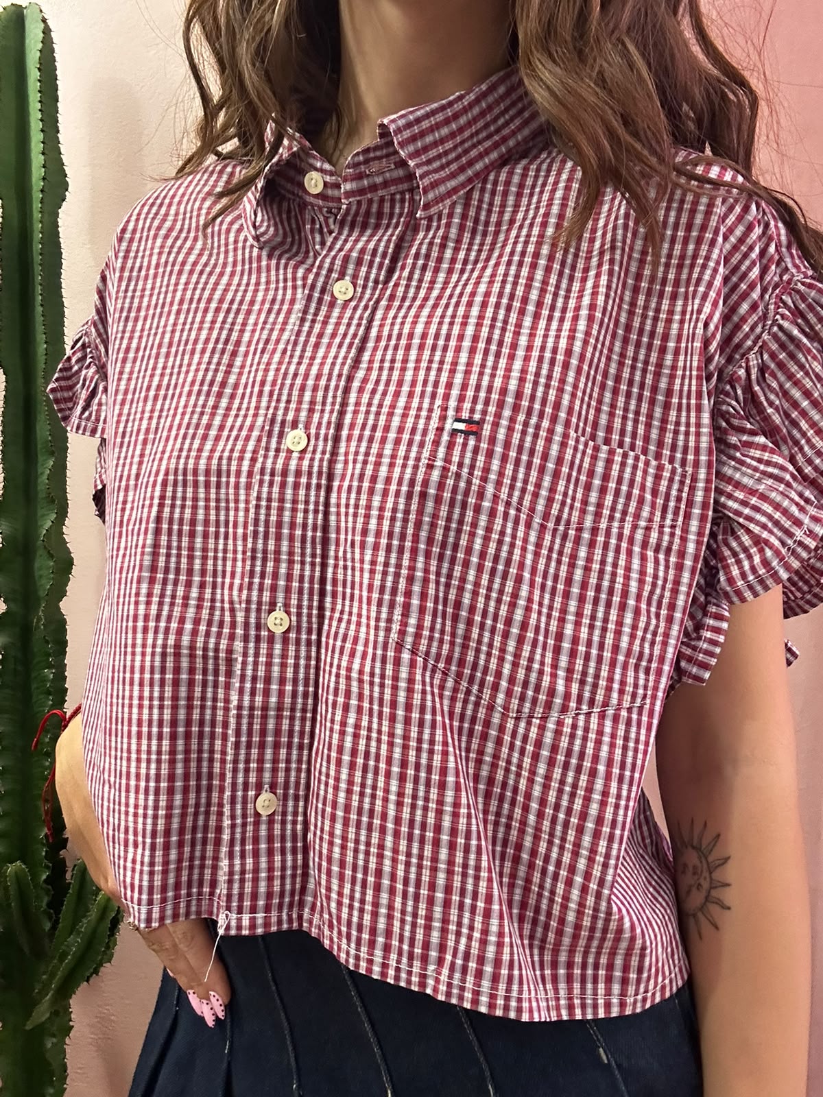 Camicia Tommy h upcycling manica volant a quadri rossa
