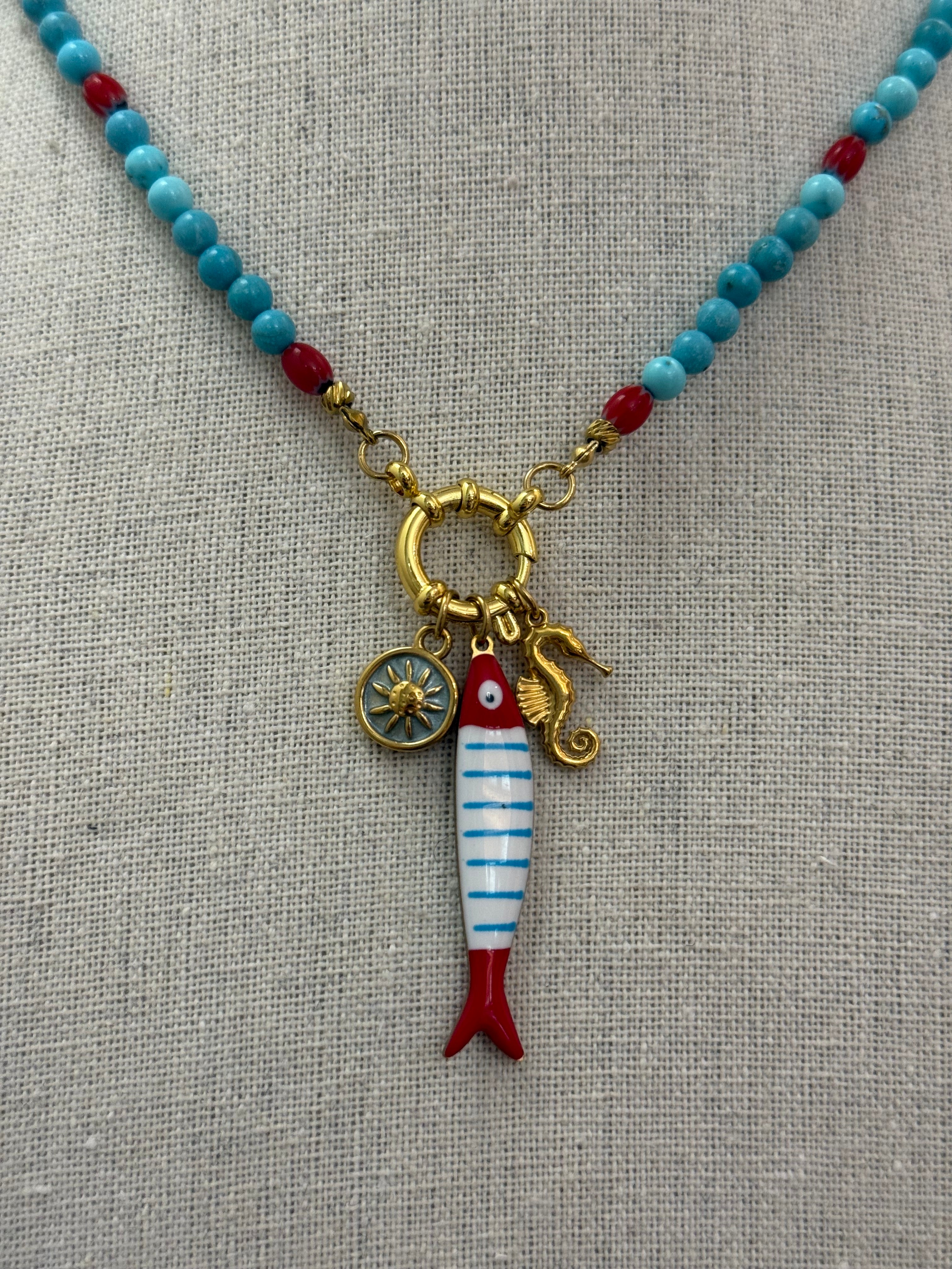 Collana turchese con ciondoli marini