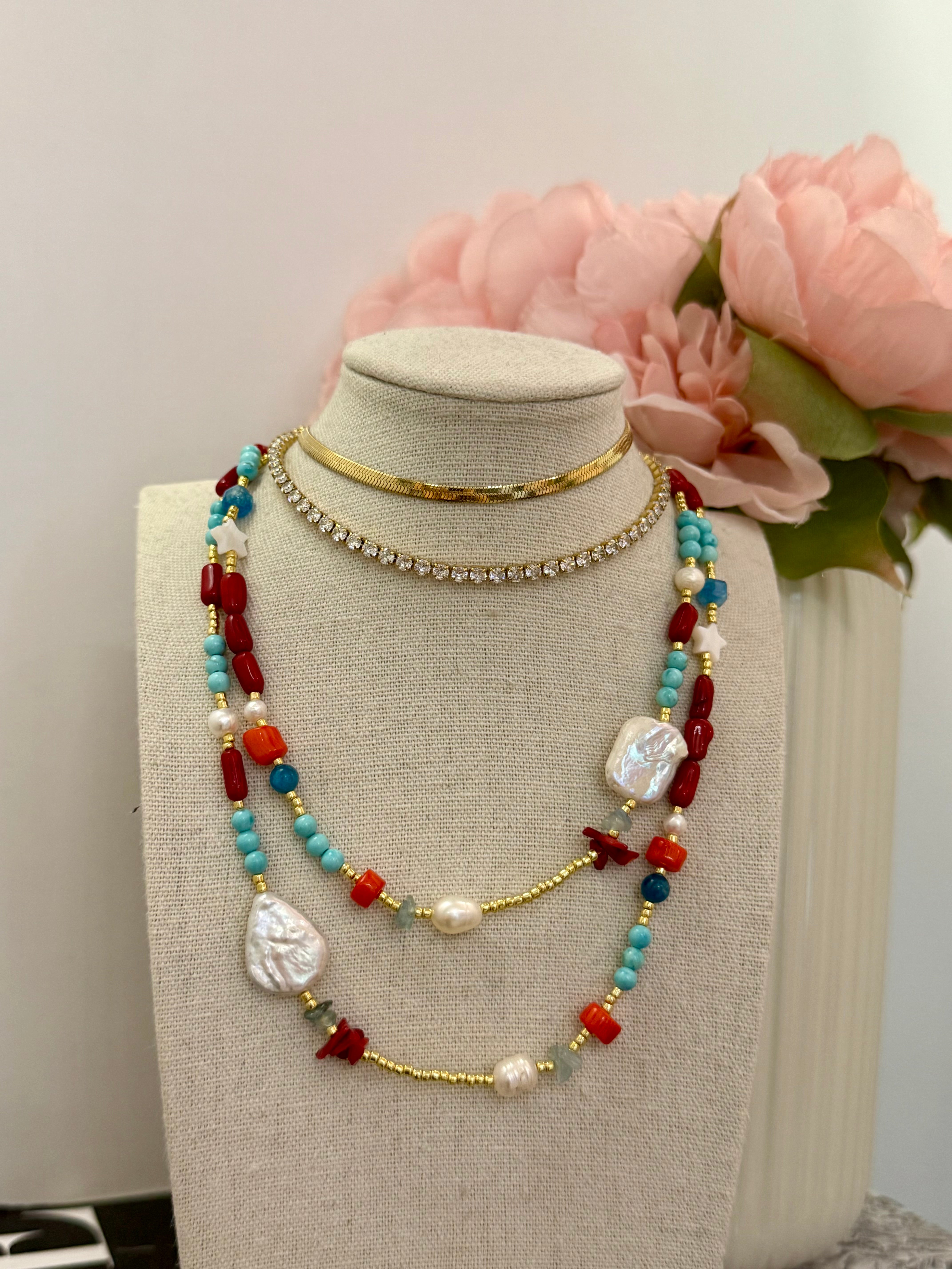 Collana girocollo colorata con perla sfaccettata