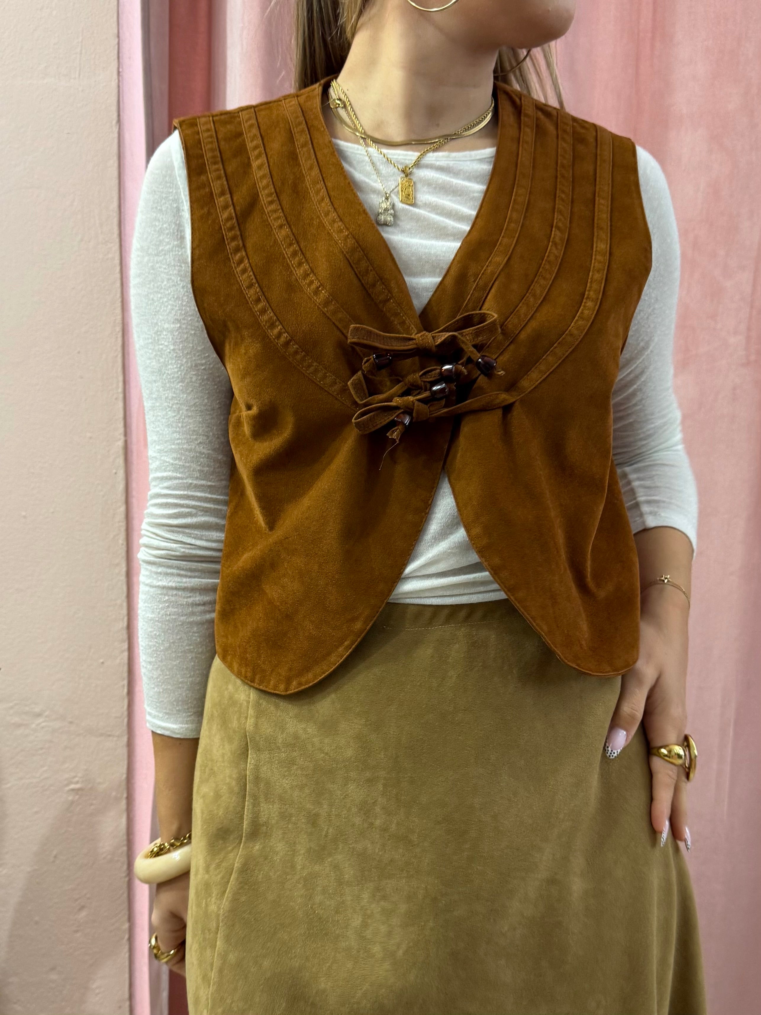 Gilet effetto suede con fiocchi