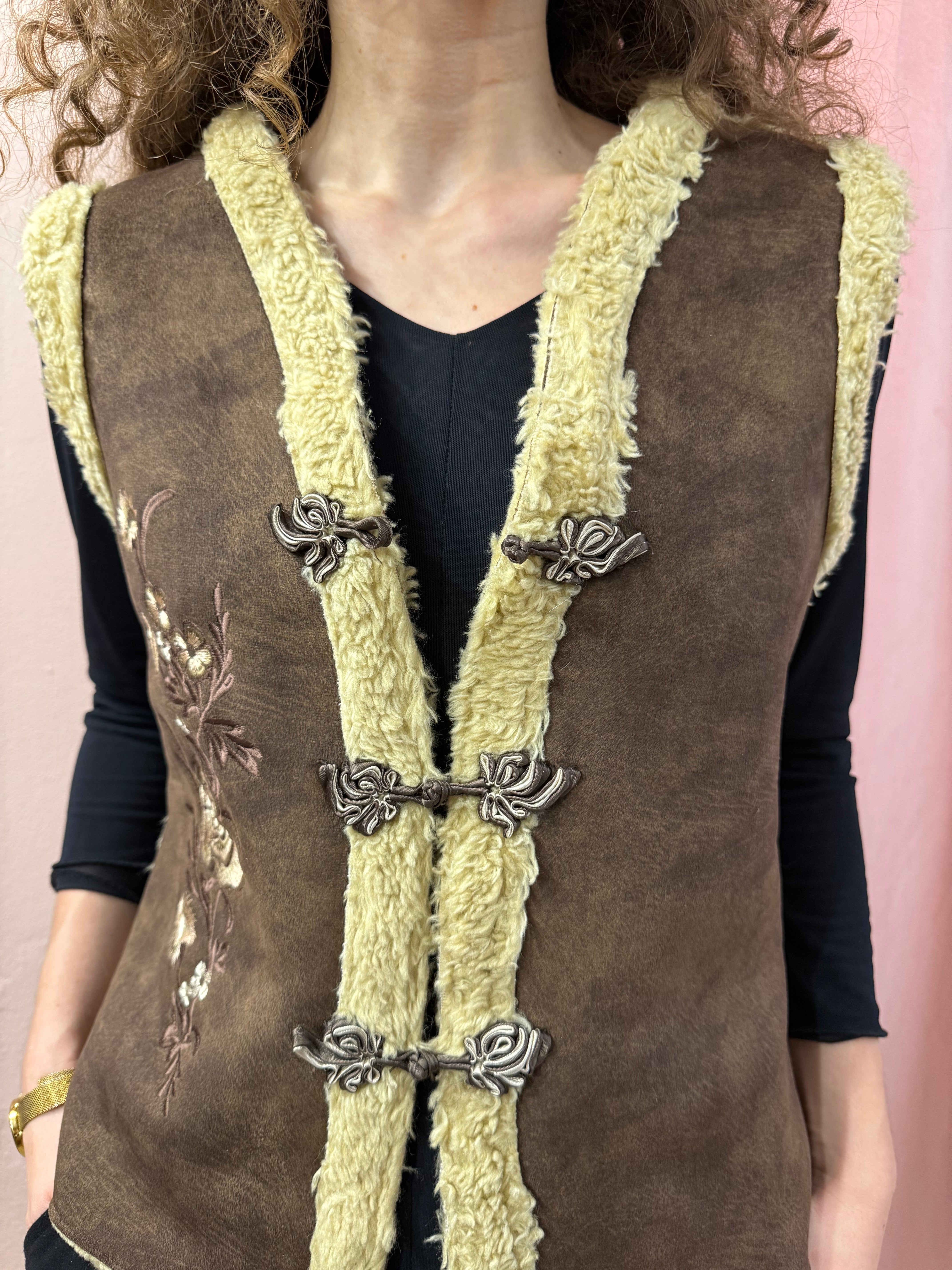 Gilet smanicato con ricami