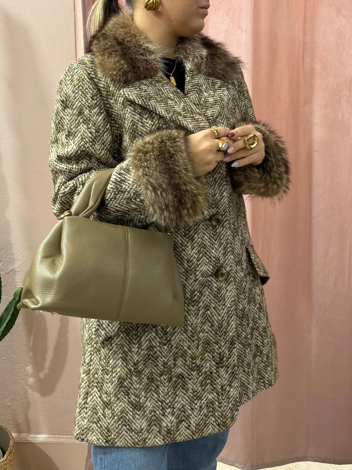 Cappotto in lana con collo e manicotti in pelliccia