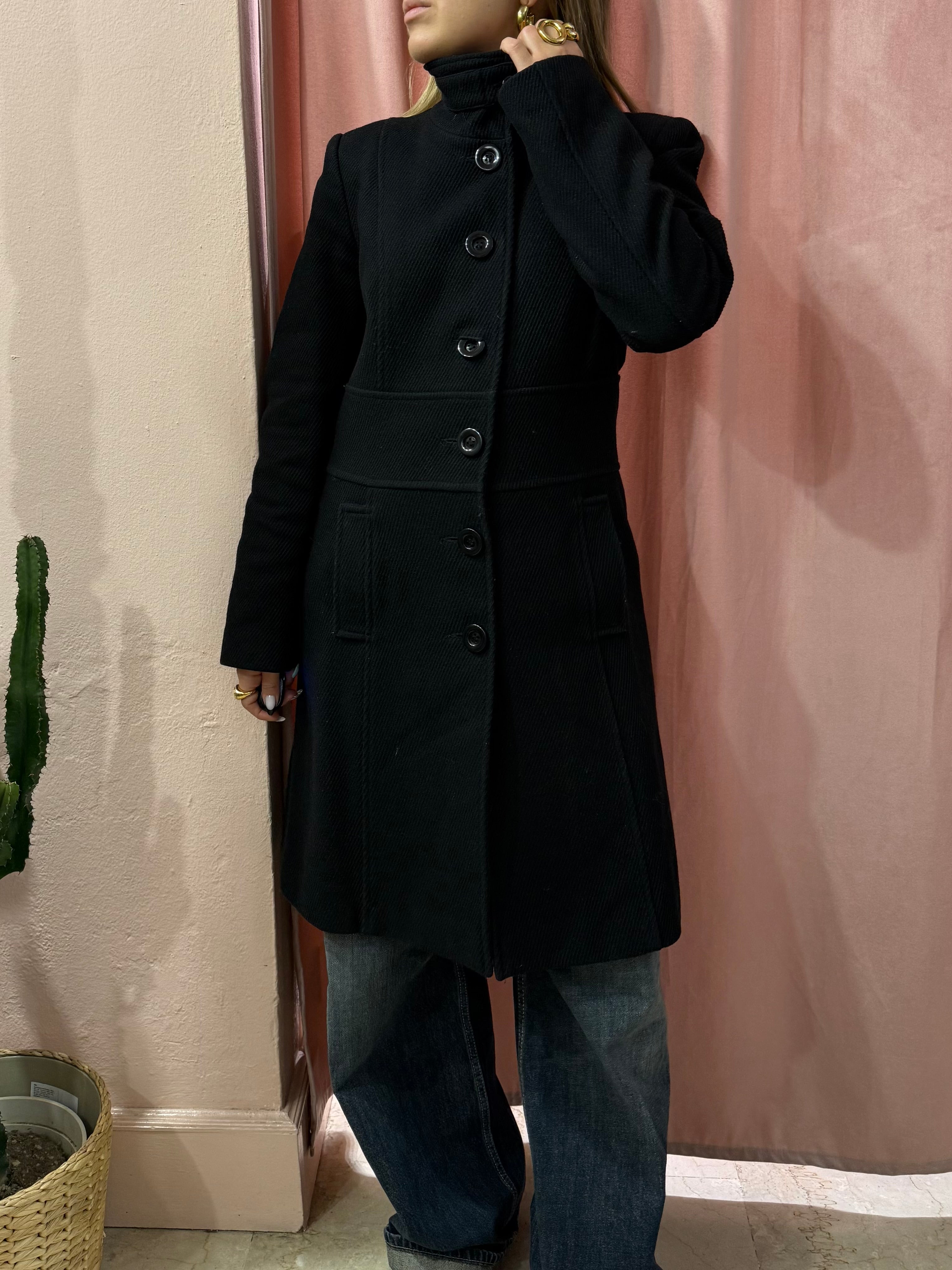 Cappotto nero in lana texture a righe