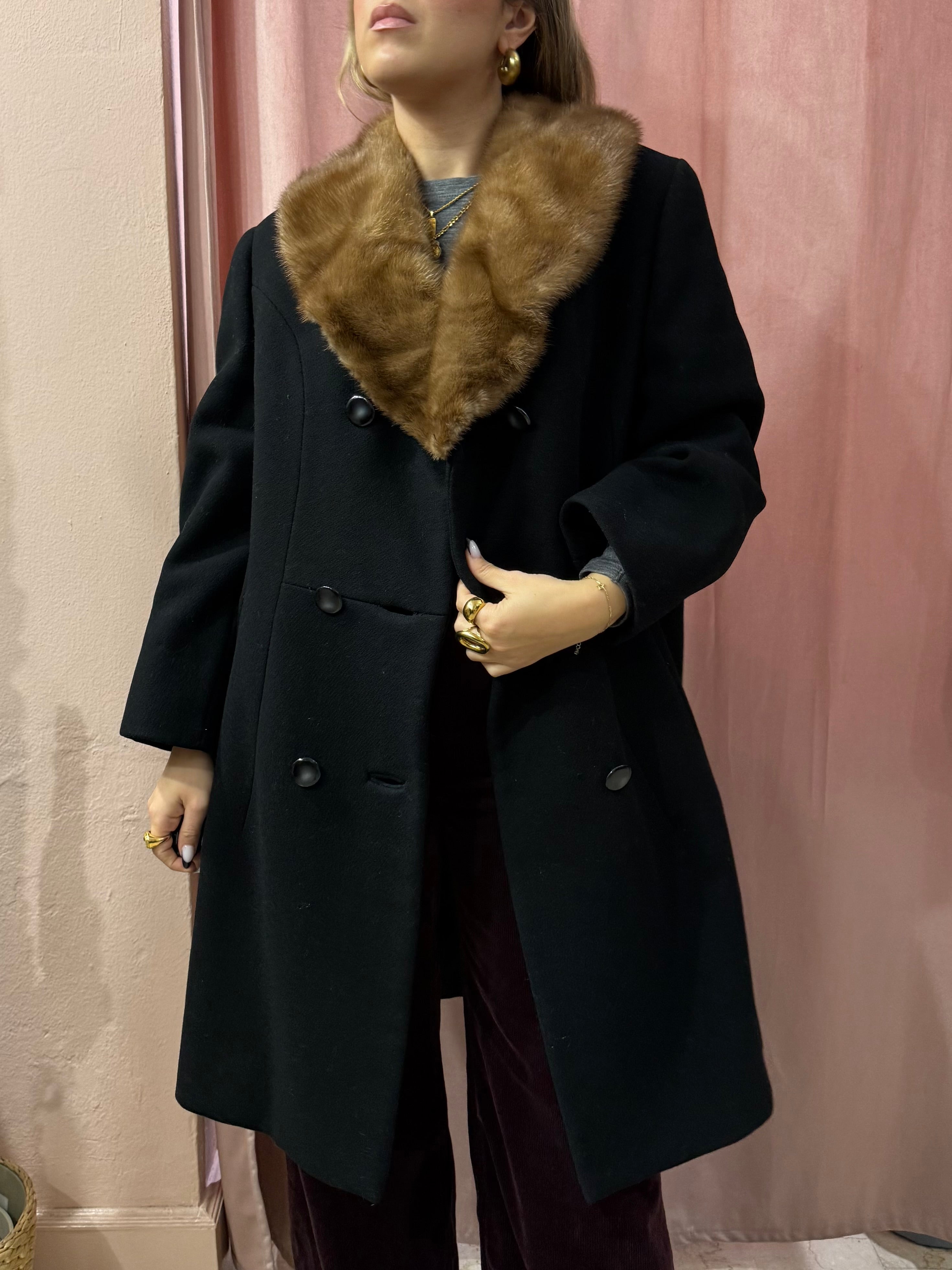 Cappotto nero in lana collo in visone