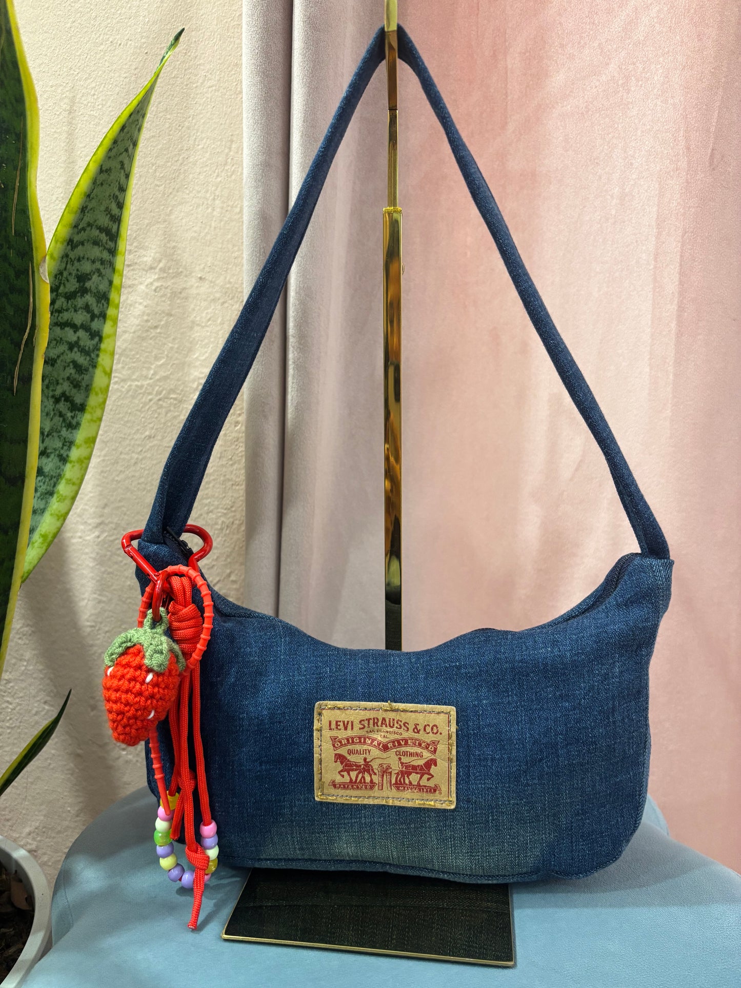Borsa Levis upcycling denim scuro