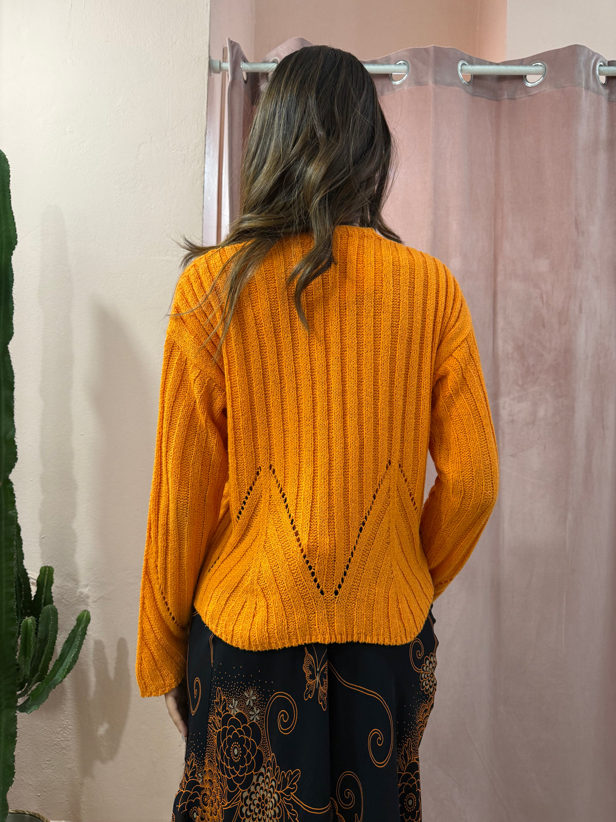 Maglione arancio con bottoni