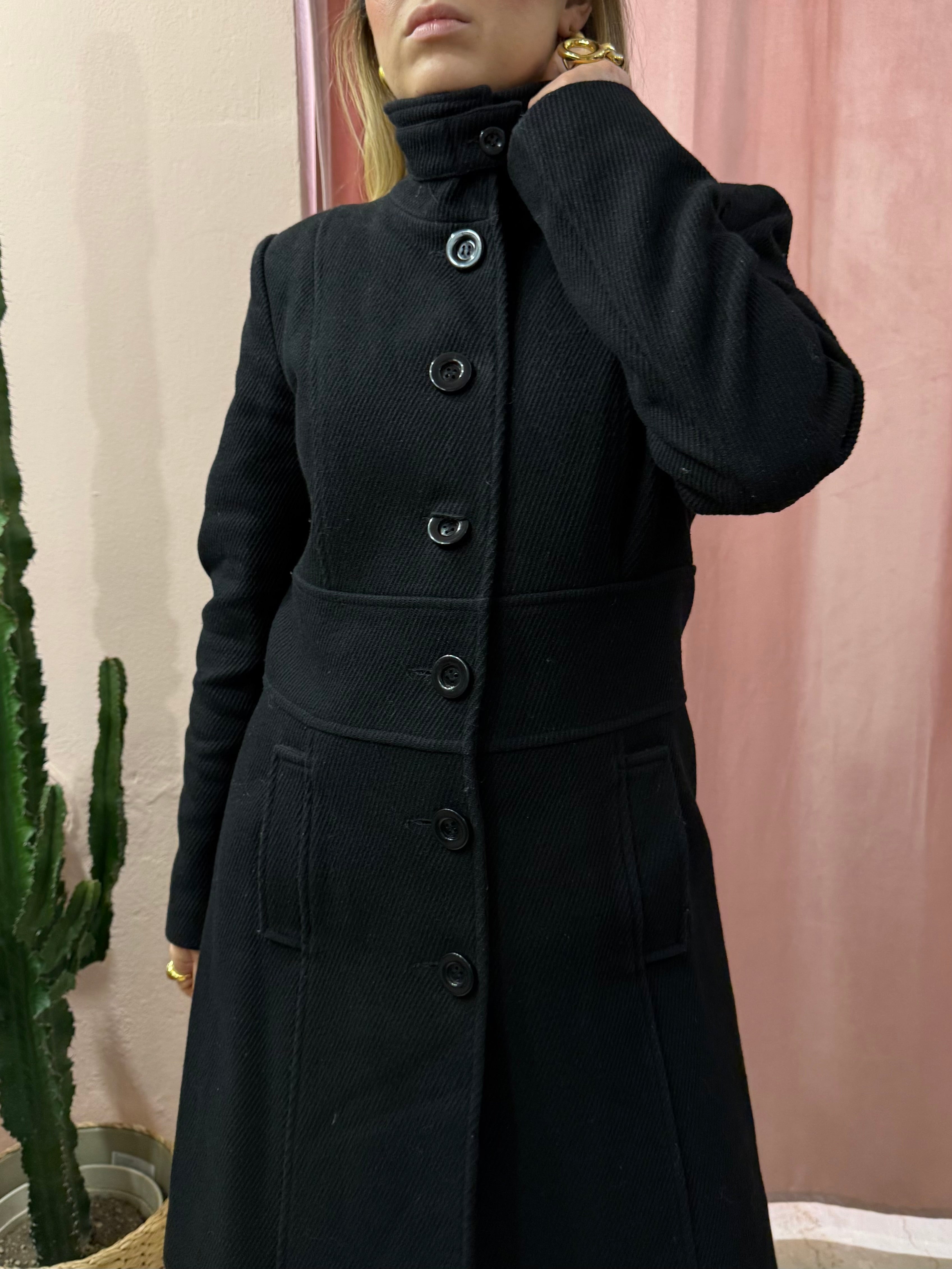 Cappotto nero in lana texture a righe