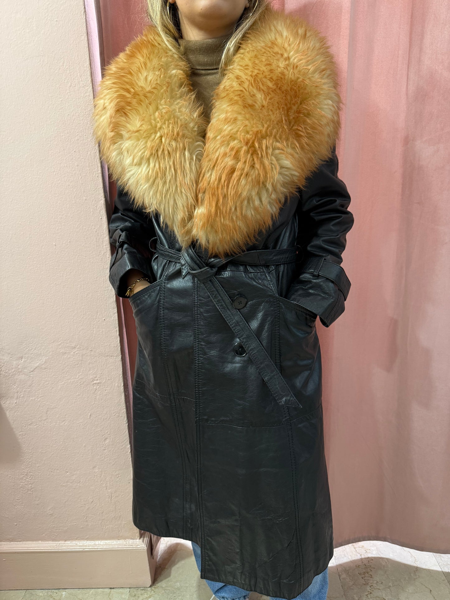 Trench in vera pelle nero con dettaglio collo