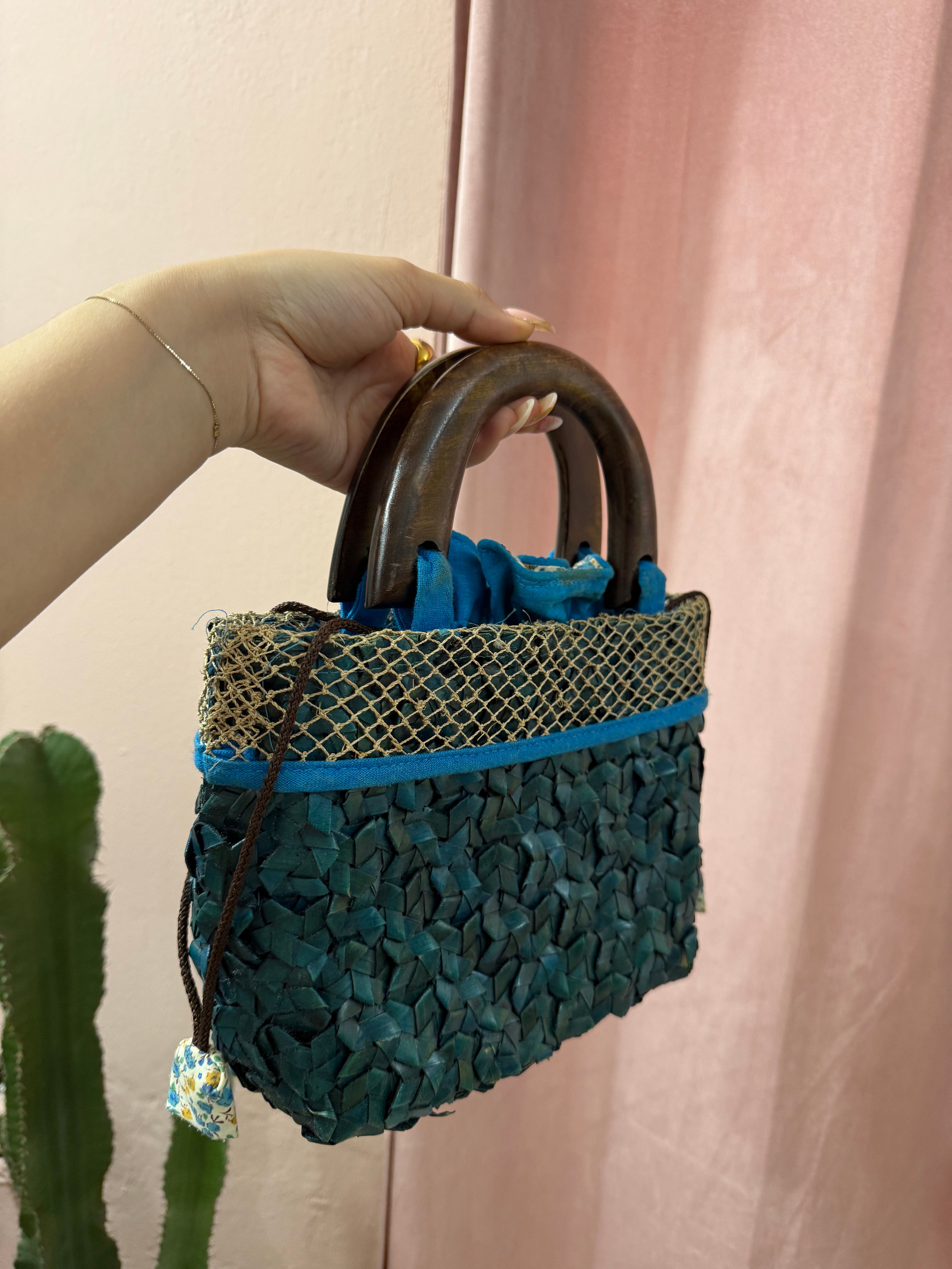 Borsa vintage in paglia blu con manico in legno