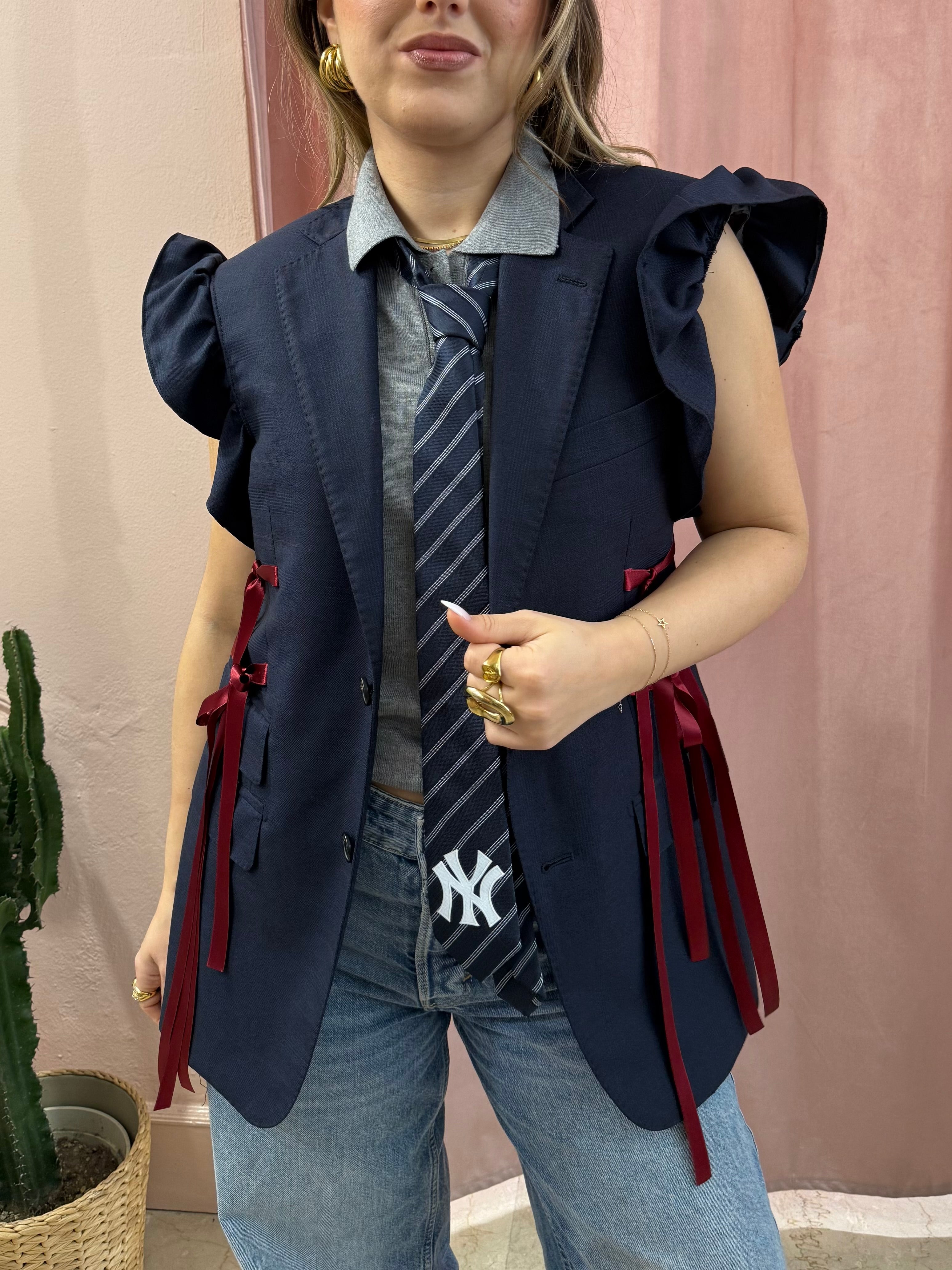 Blazer smanicato upcycling con volant e fiocchi
