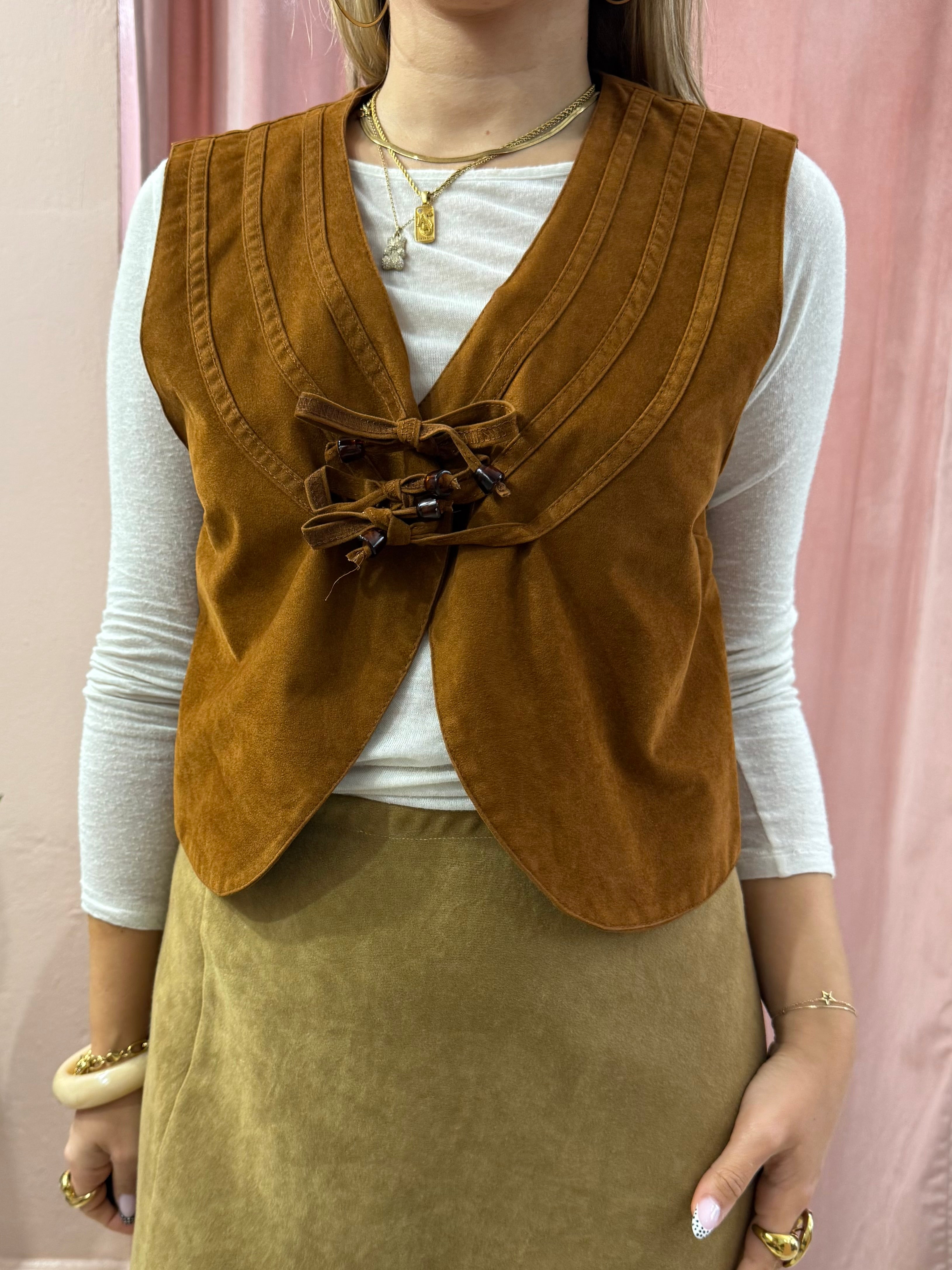 Gilet effetto suede con fiocchi