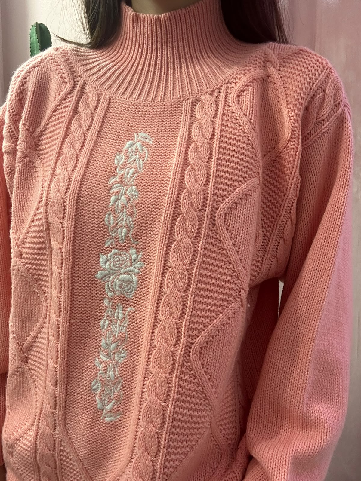 Maglione dolcevita salmone con ricami