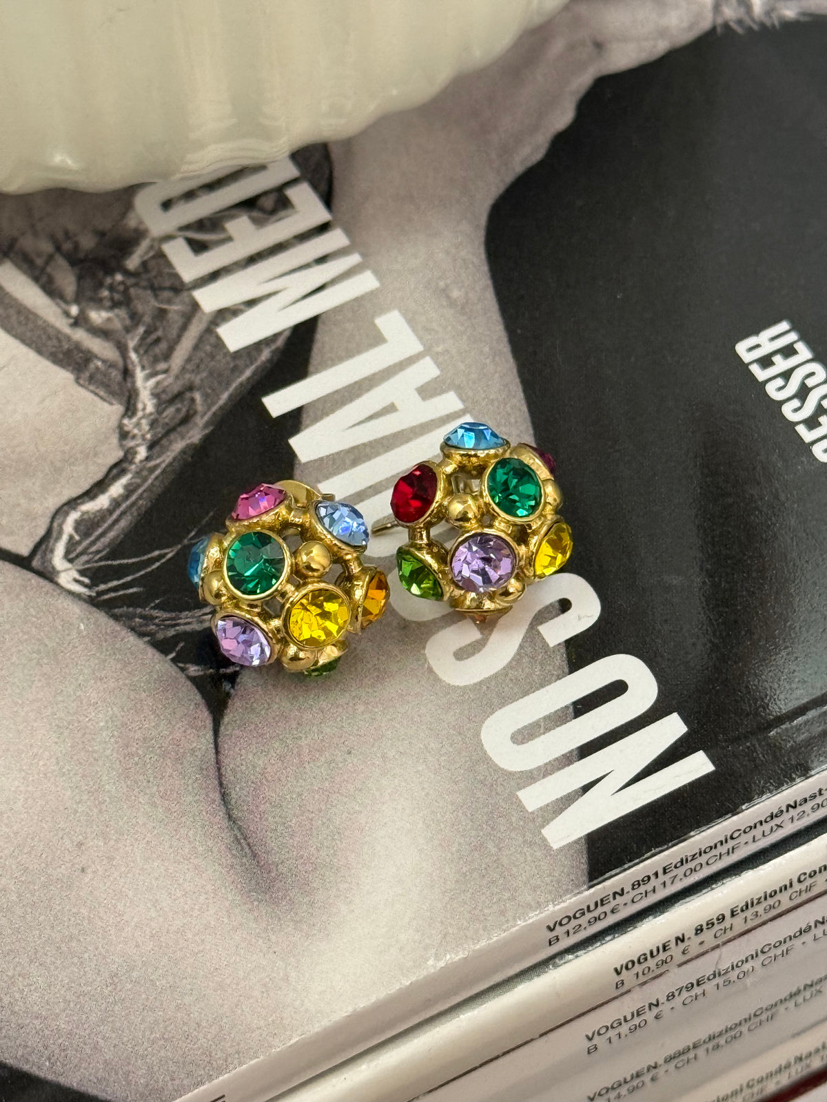 Orecchini a bottone con strass colorati
