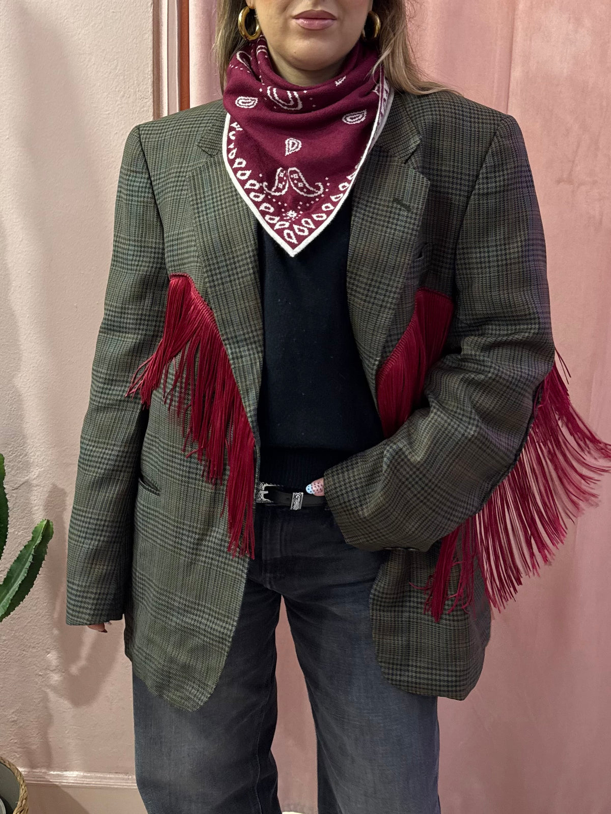 Blazer upcycling con frange rosse