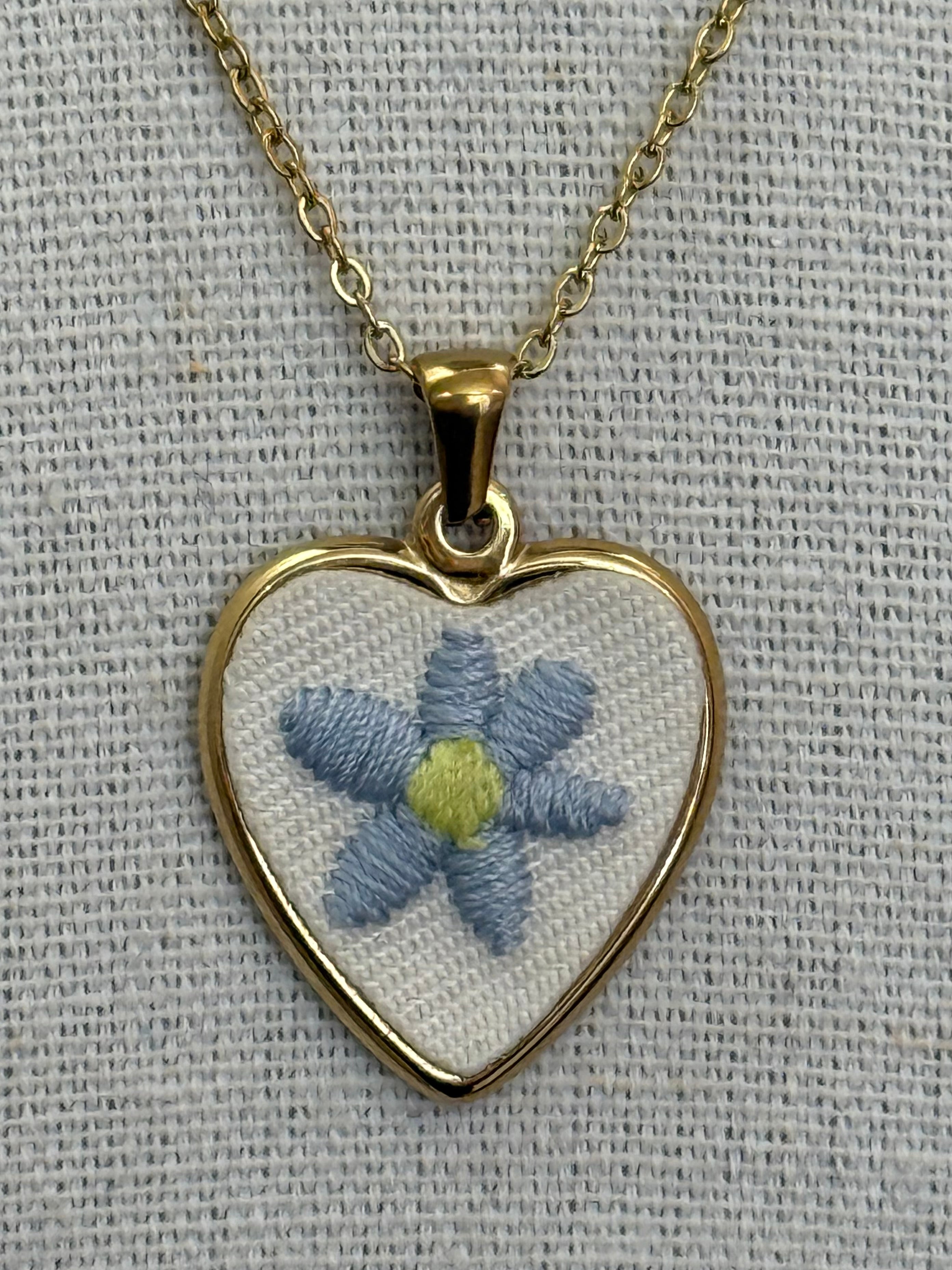 Collana con fiore ricamato