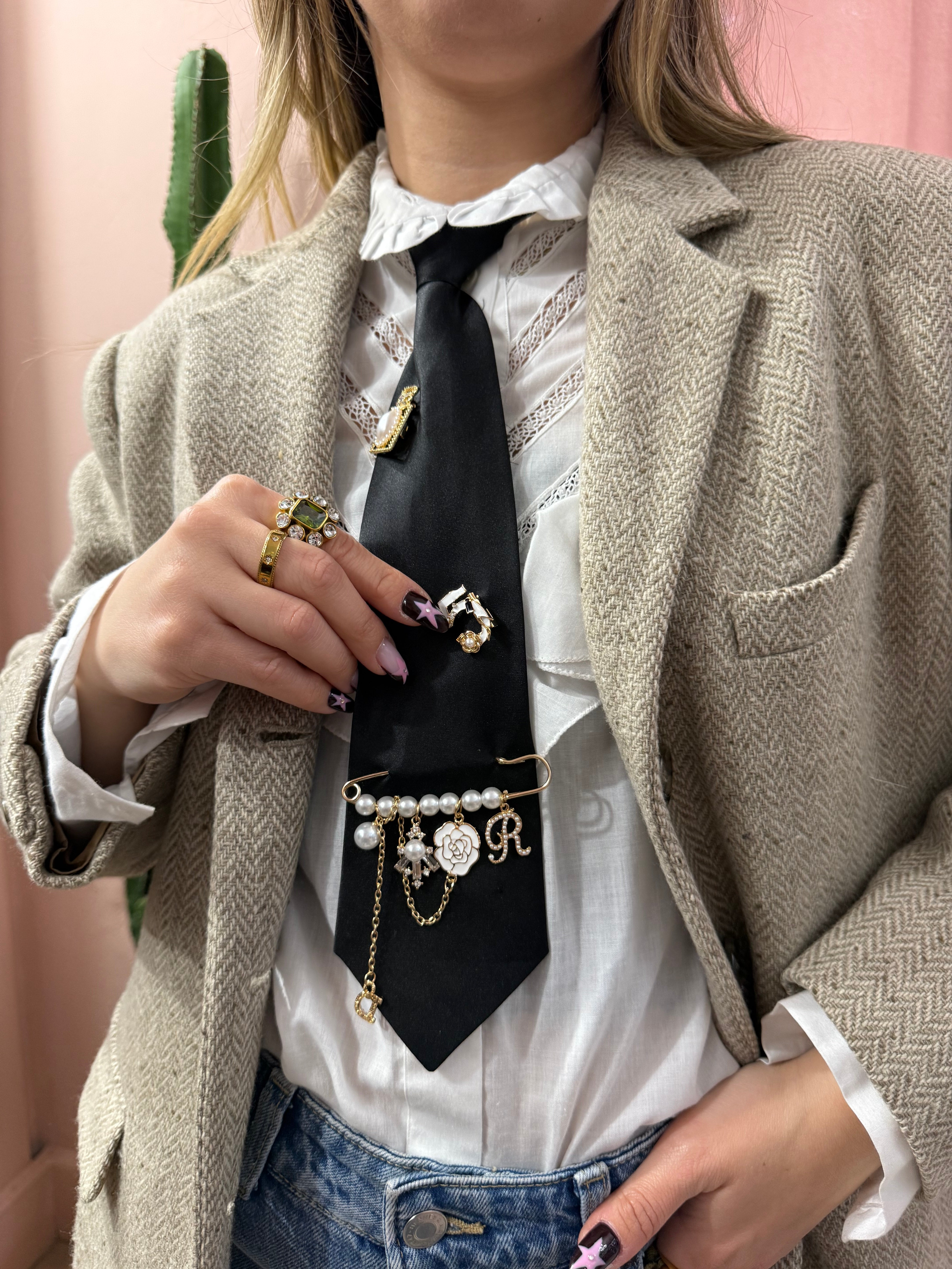 Cravatta nera con spille gioiello