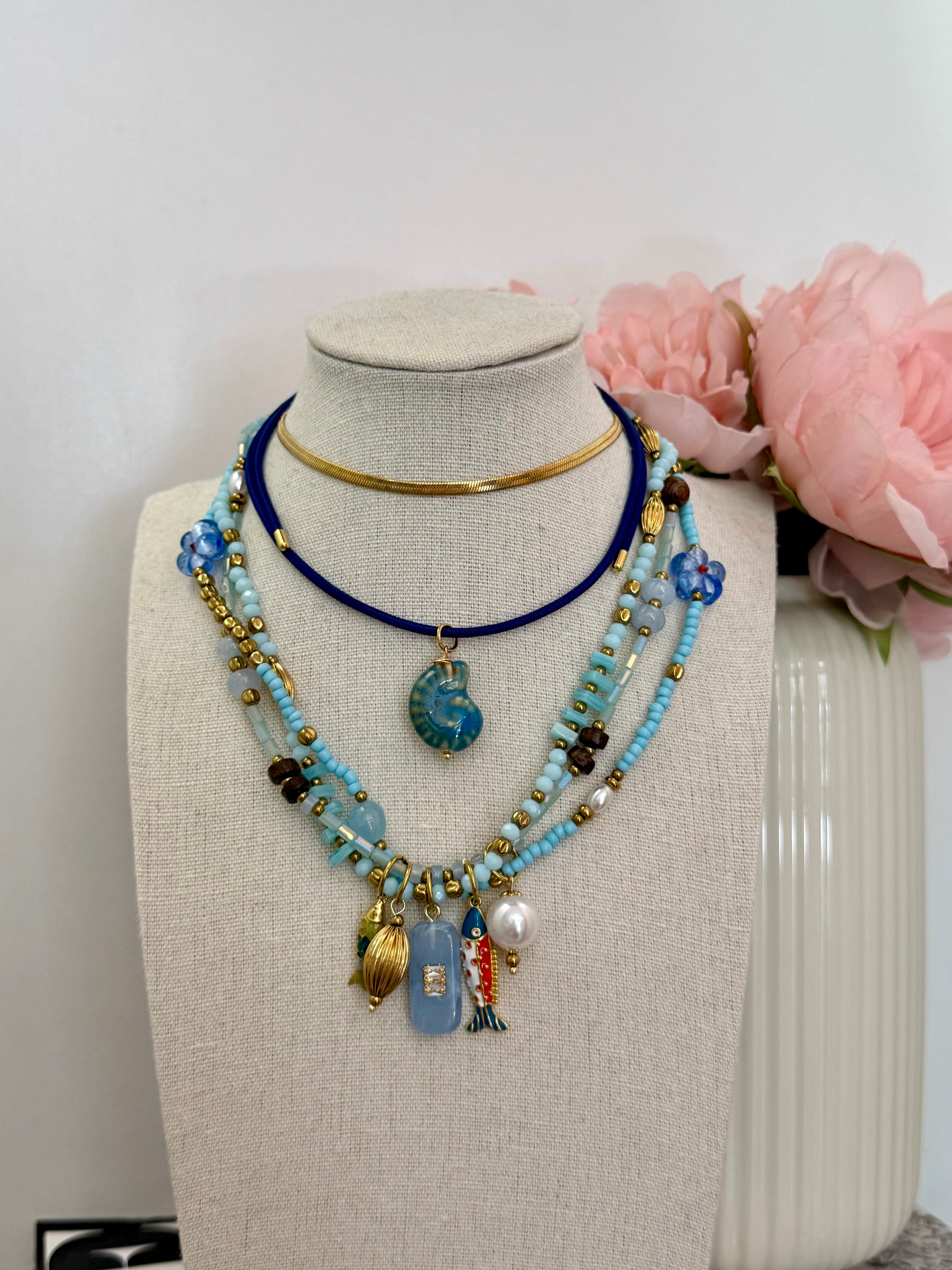 Collana multicharm azzurra con perle sfaccettate