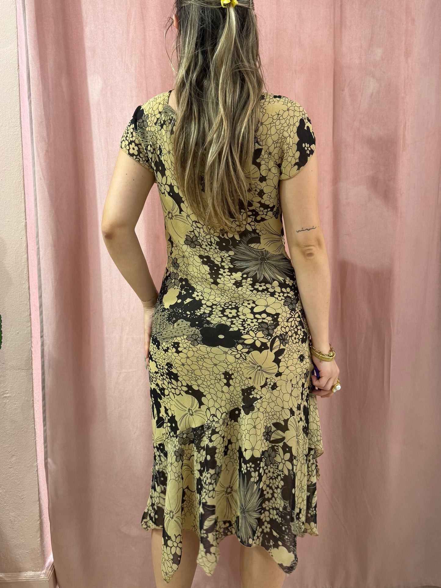 Vestito in fantasia a fiori beige e nero