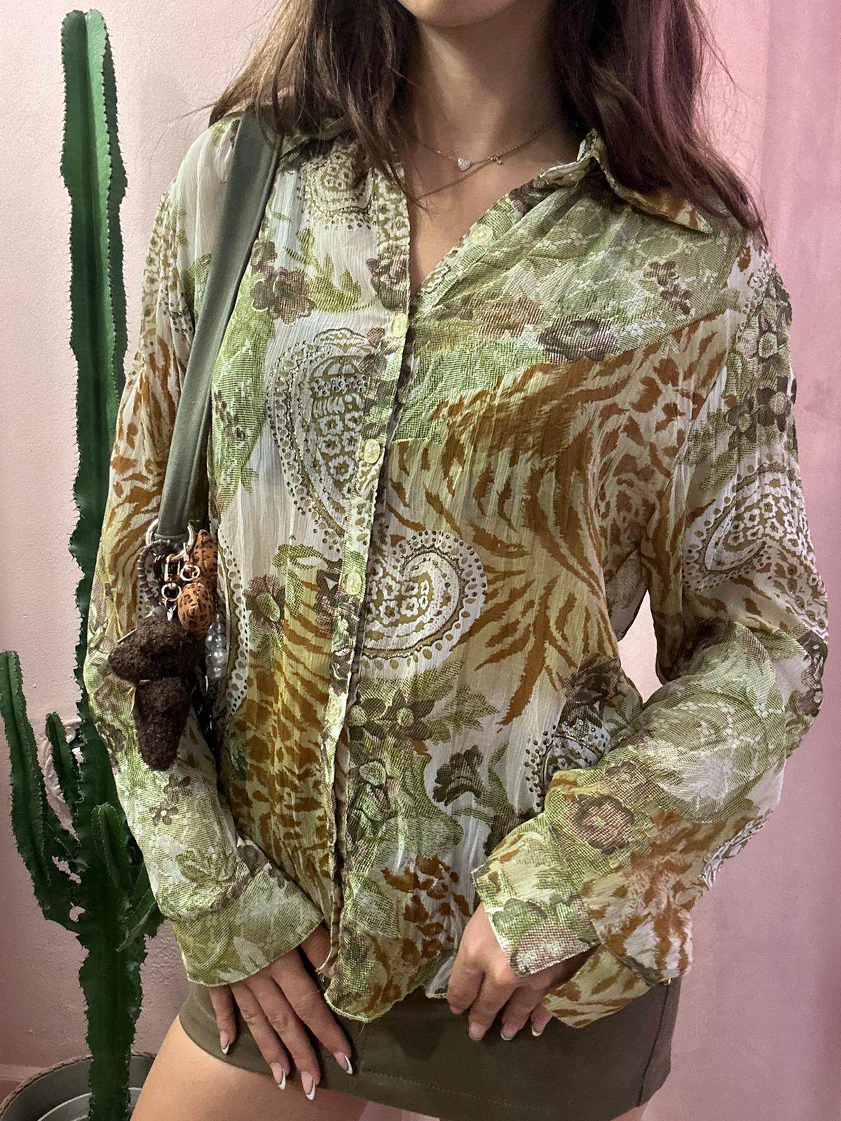 Camicia velata in fantasia sul verde