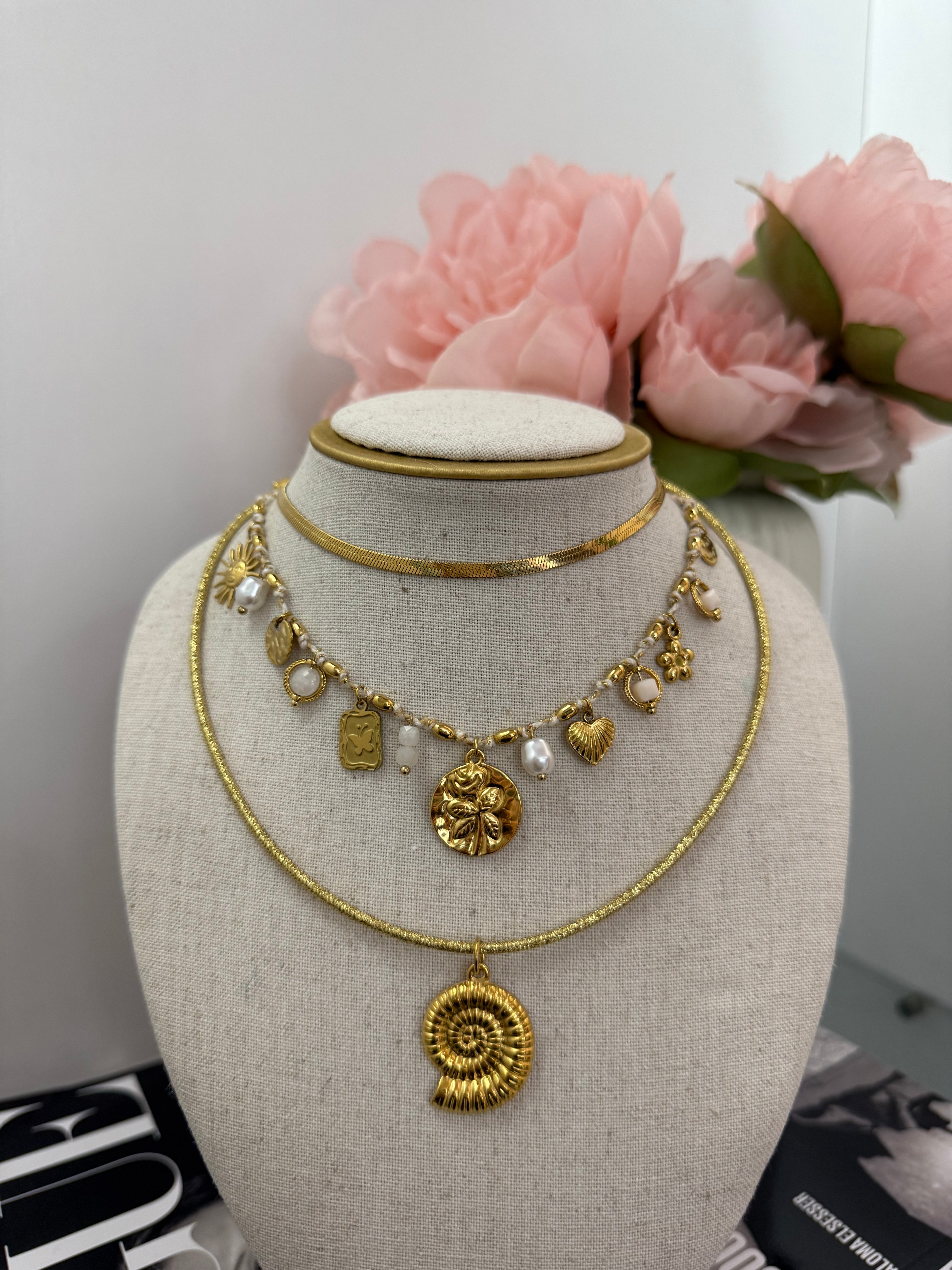 Collana multi charm medaglione corda bianca