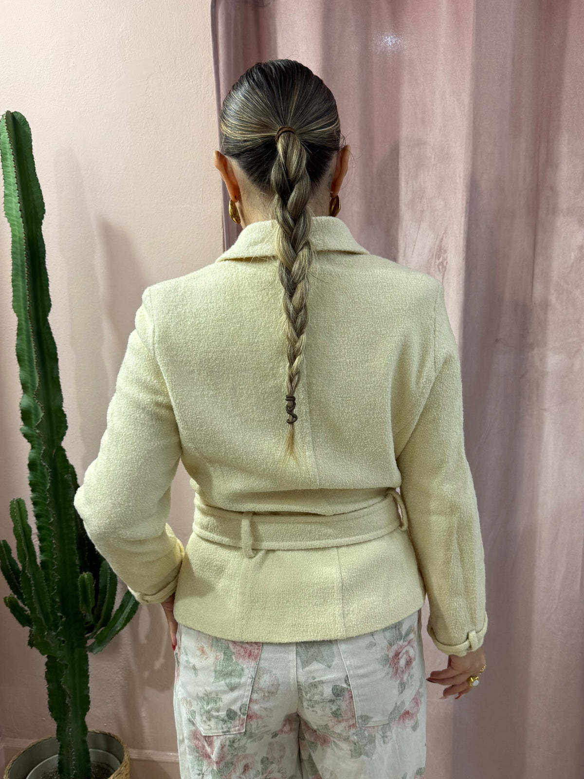 Cappotto corto in lana burro con cinturino