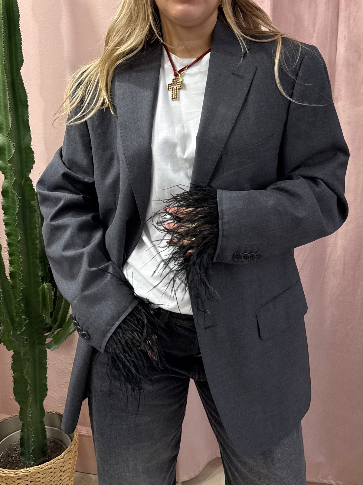 Blazer grigio upcycling piume