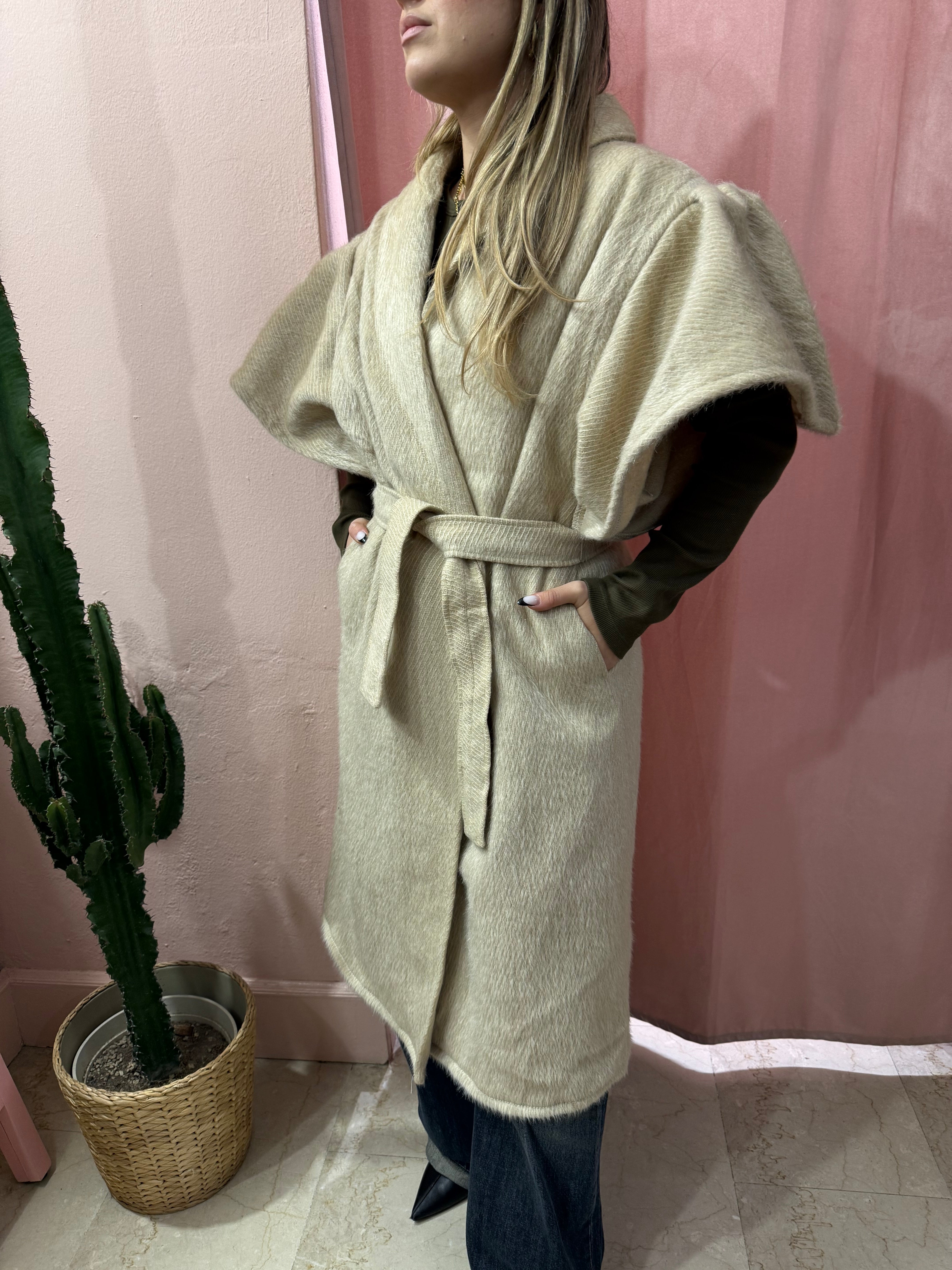 Cappotto smanicato con voulant in lana