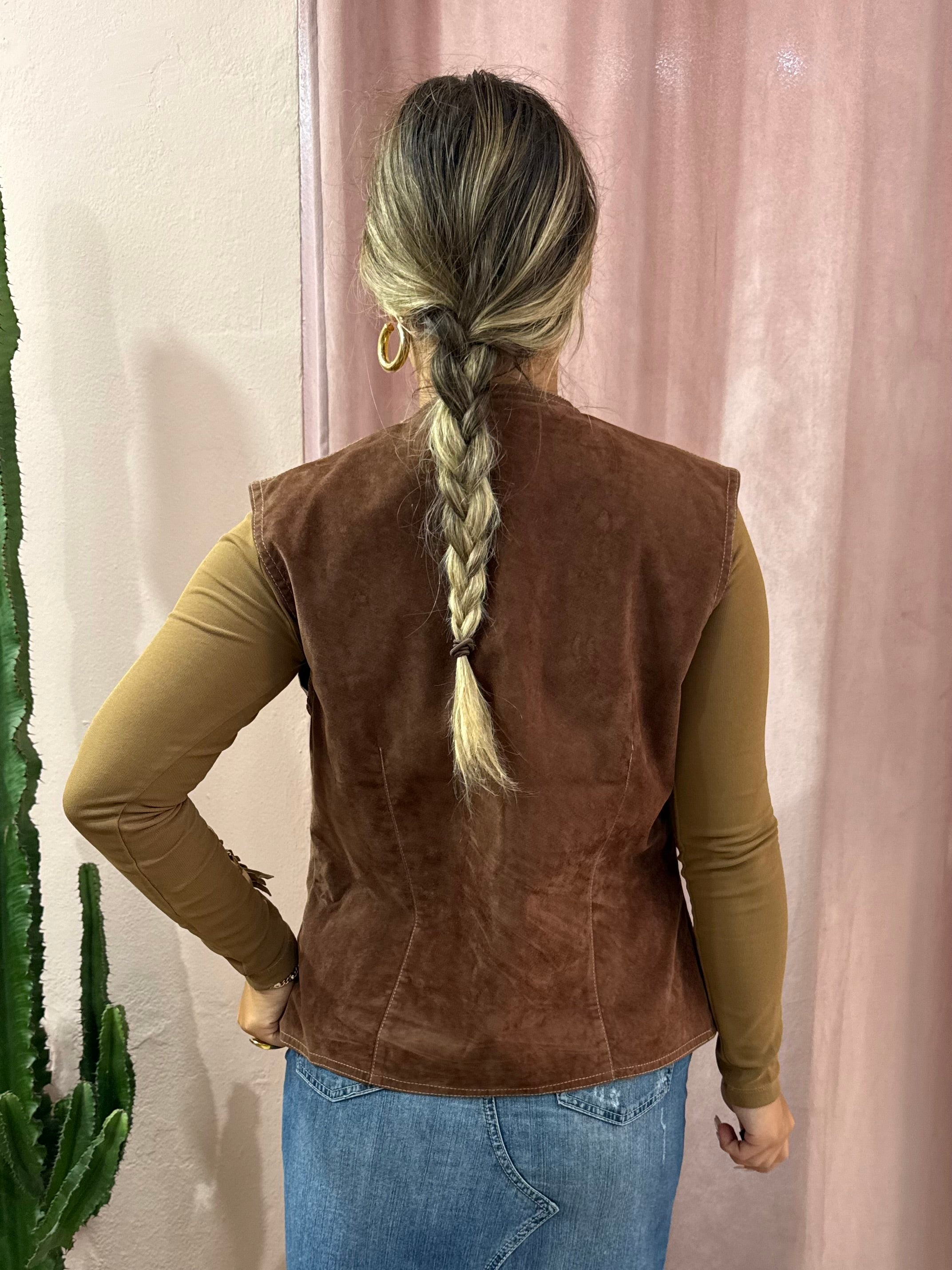 Gilet effetto scamosciato con applicazioni