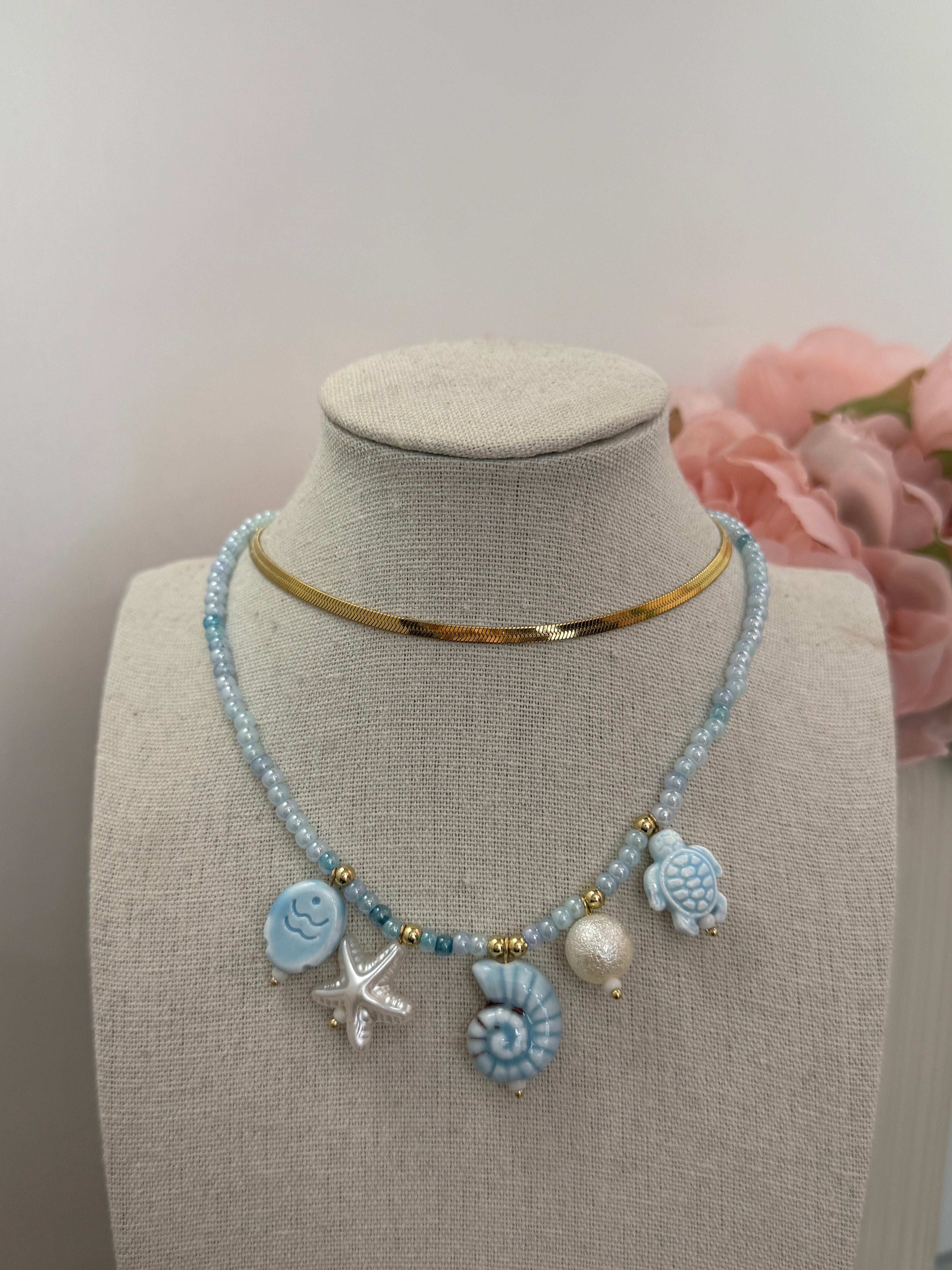 Collana di perle con ciondoli marini | solo online