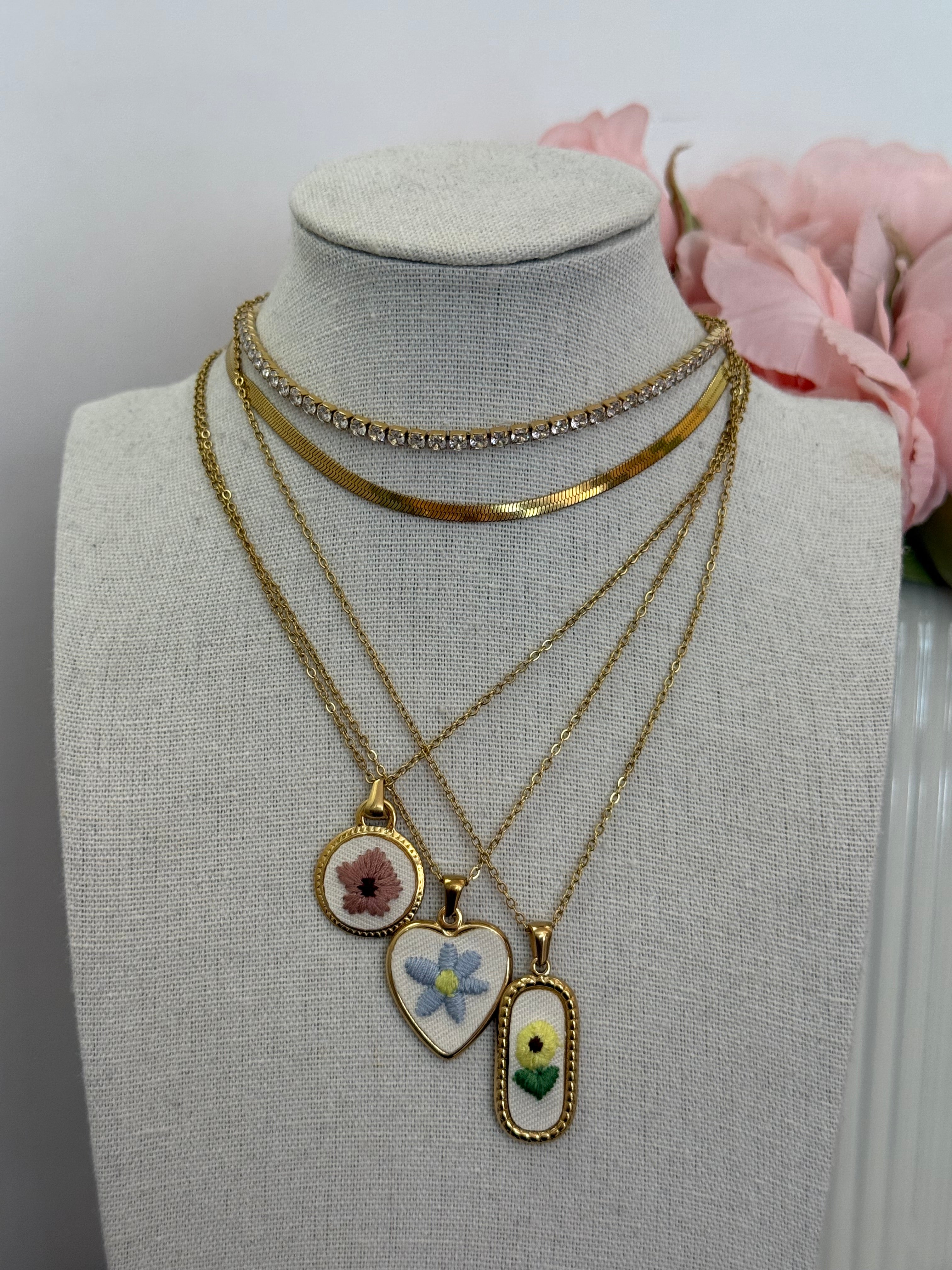 Collana fiore ricamato