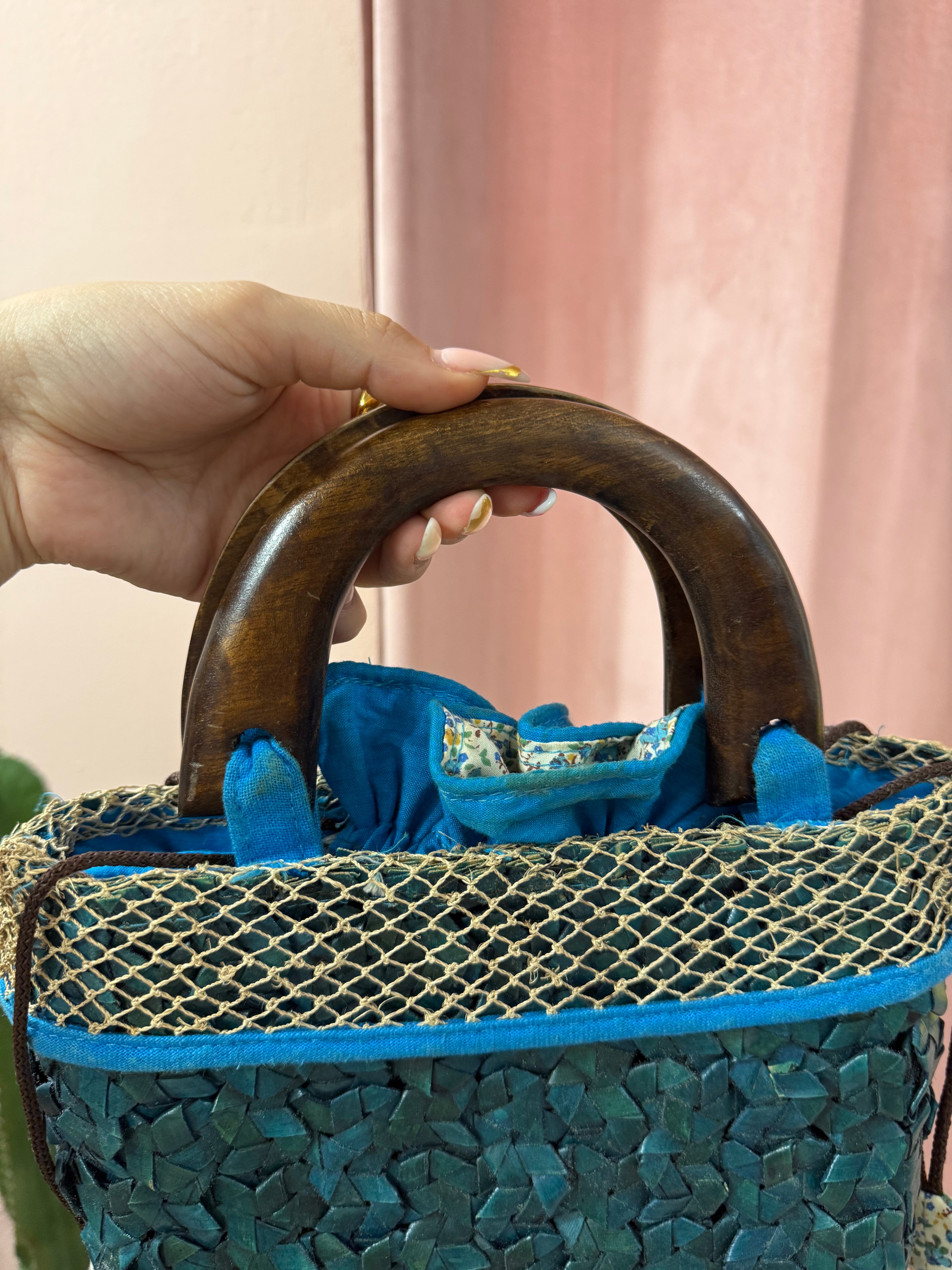 Borsa vintage in paglia blu con manico in legno