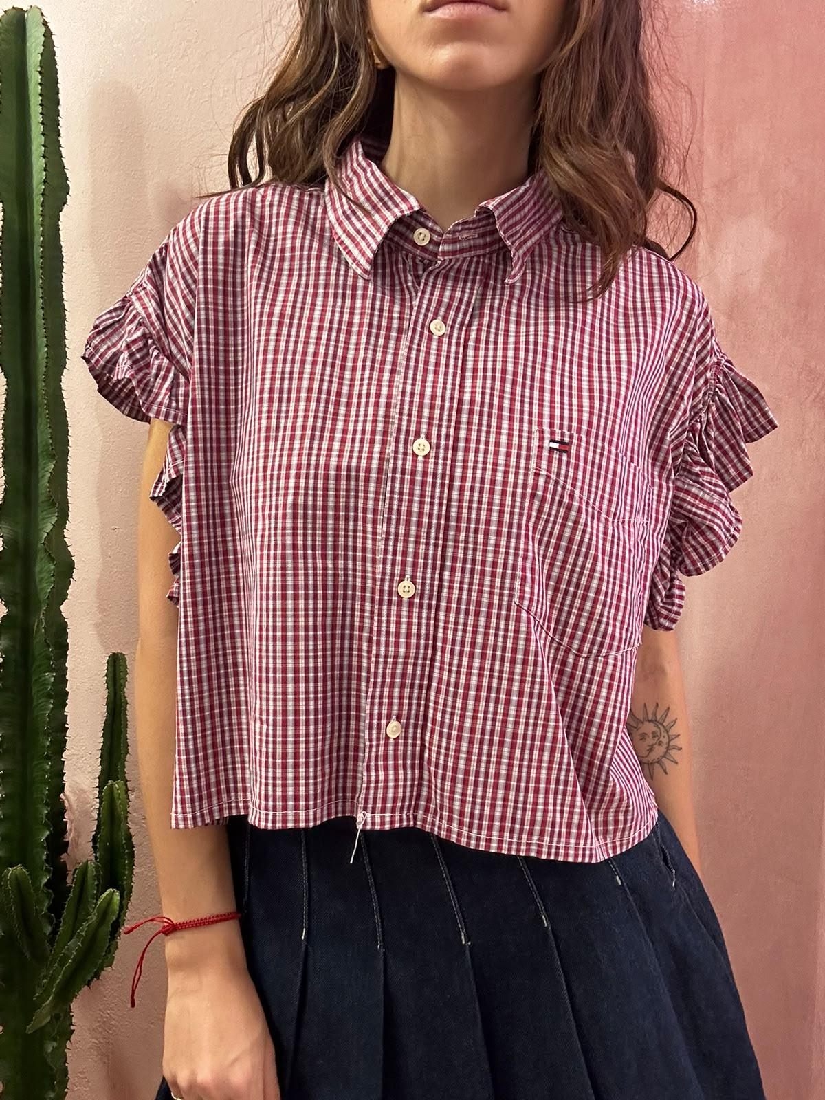 Camicia Tommy h upcycling manica volant a quadri rossa