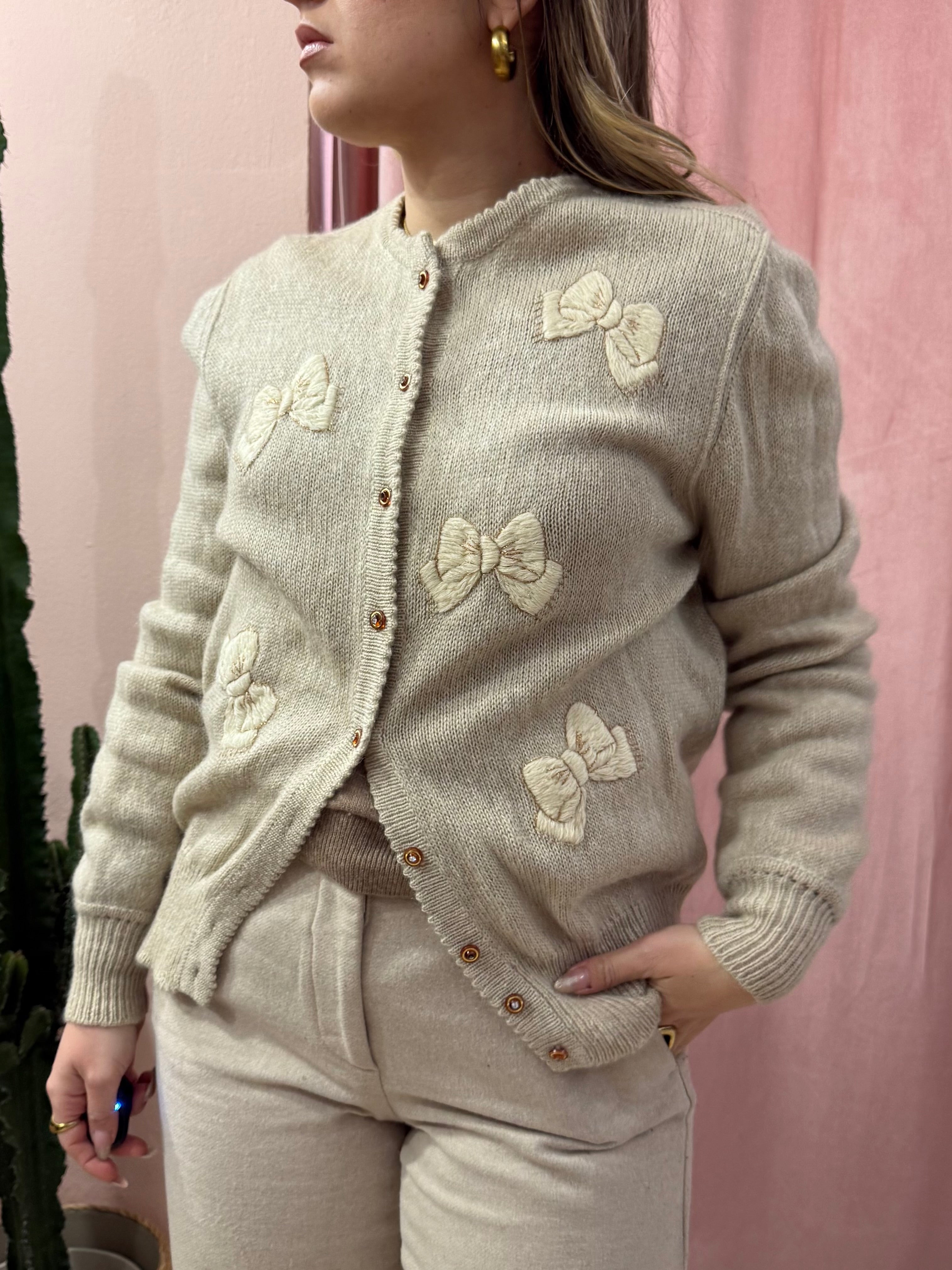Cardigan vintage con fiocchi ricamati
