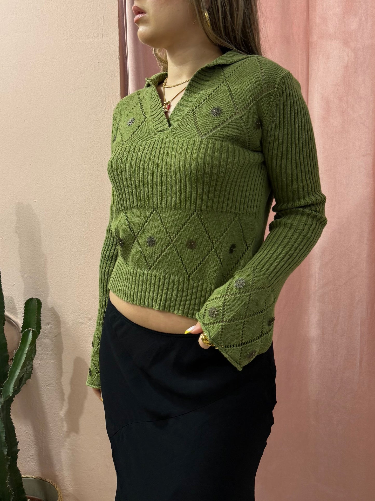 Maglione verde con applicazioni in cotone
